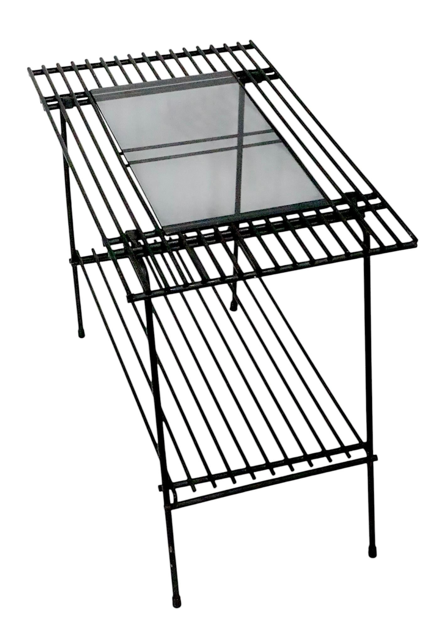 Mid-Century Modern Table d'appoint en verre et fer forgé du milieu du siècle Support pour plantes en vente