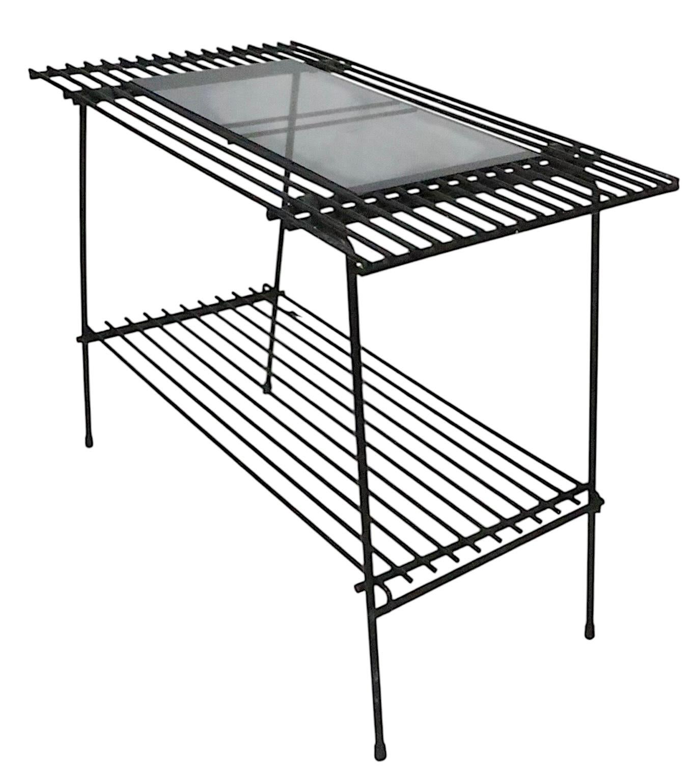 20ième siècle Table d'appoint en verre et fer forgé du milieu du siècle Support pour plantes en vente