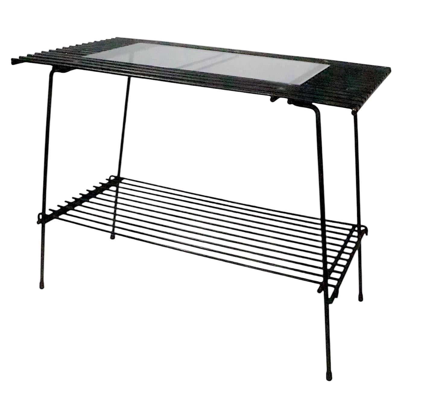Verre Table d'appoint en verre et fer forgé du milieu du siècle Support pour plantes en vente