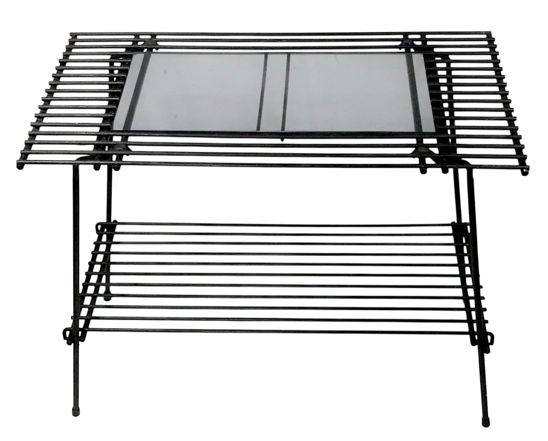 Table d'appoint en verre et fer forgé du milieu du siècle Support pour plantes en vente 2