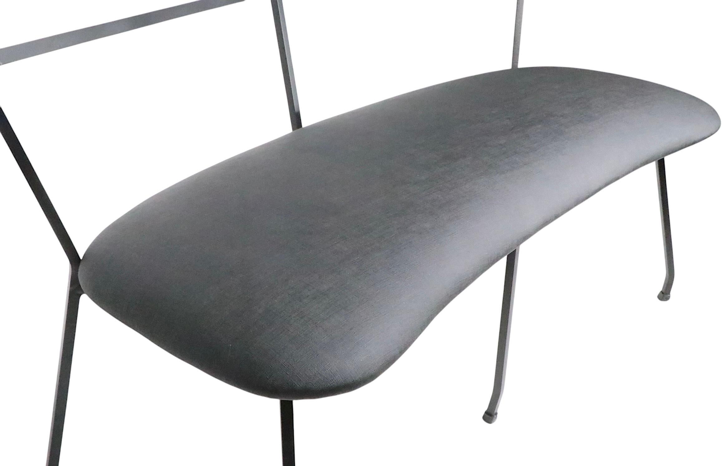 Eccezionale ferro battuto con seduta imbottita in vinile lino. Questo esemplare è stato verniciato di nero di recente e il sedile è stato rivestito professionalmente. Le linee classiche del Mid Century, le ottime condizioni, pulite e pronte all'uso,