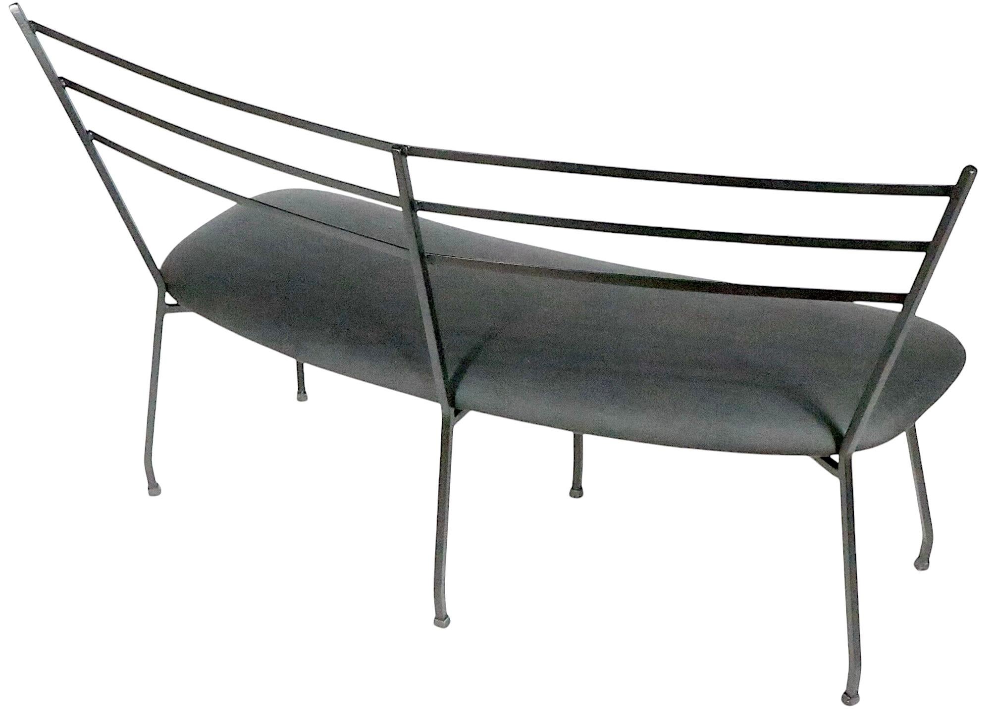 Mid-Century moderno Panca per divano imbottita e in ferro battuto di metà secolo, anni '50 ca. in vendita