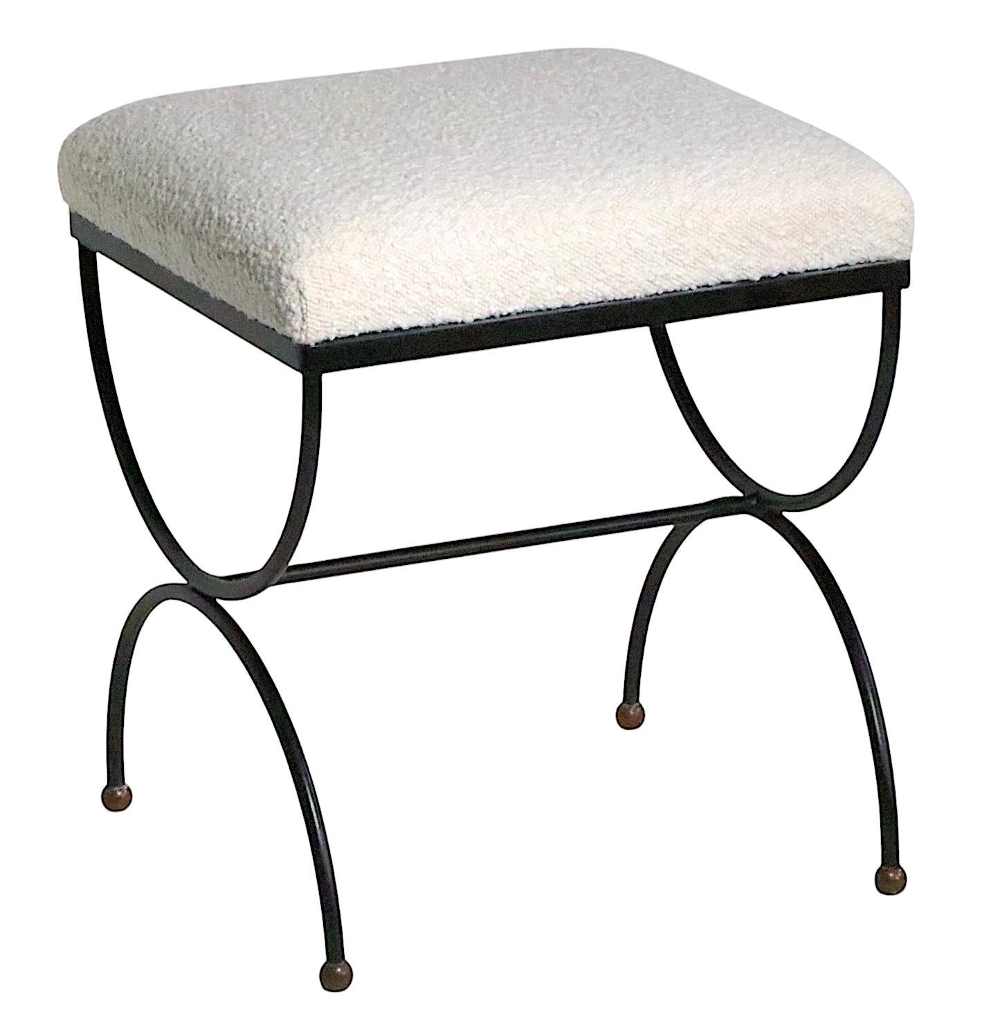 Petit tabouret de vanité chic du milieu du siècle, fabriqué aux USA, circa 1950/60's d'après Strapontin Design/One Frères. Le banc est doté de pieds opposés en forme de U avec des pieds boules en laiton, qui soutiennent un siège rembourré