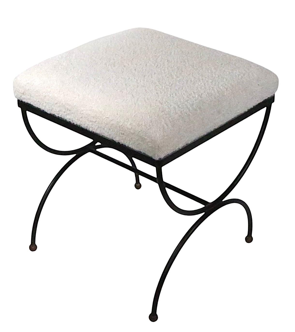 Tabouret de banc en fer forgé, laiton et bouclette d'après Strapontin, vers 1950/60 Bon état - En vente à New York, NY