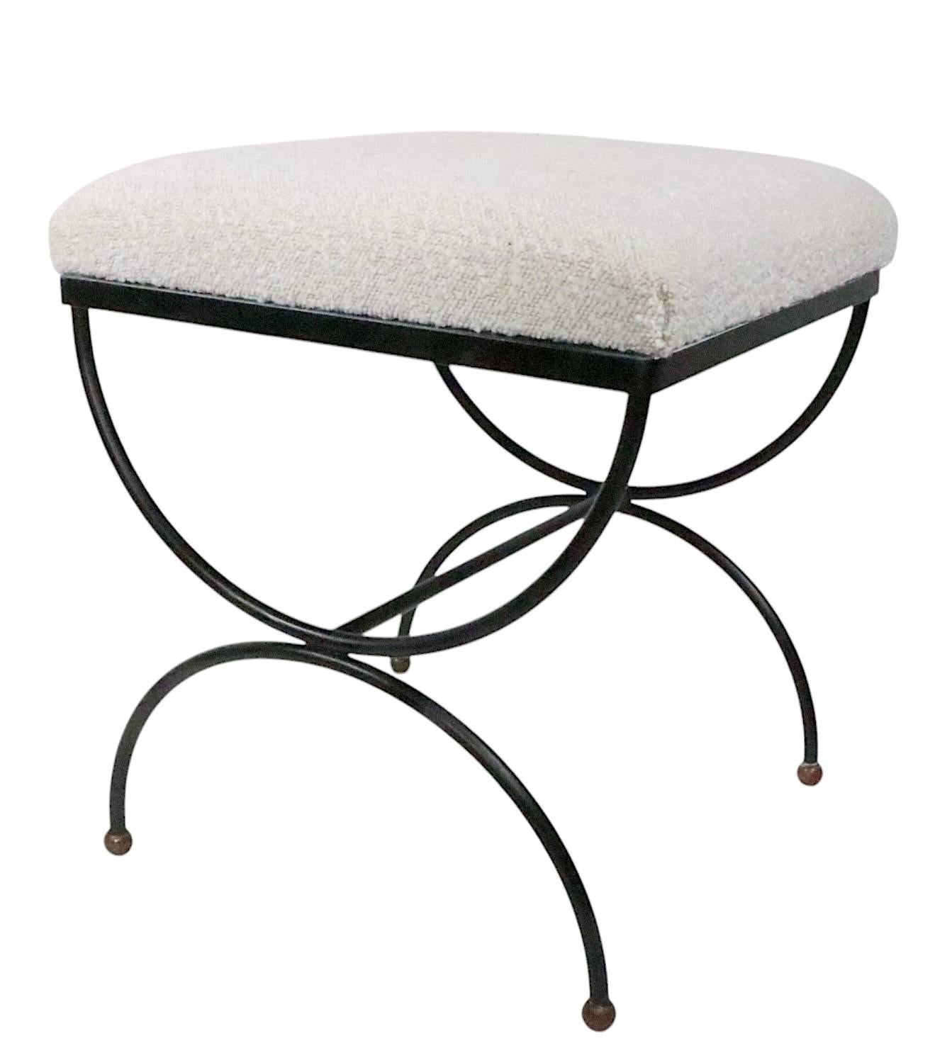 Laiton Tabouret de banc en fer forgé, laiton et bouclette d'après Strapontin, vers 1950/60 en vente