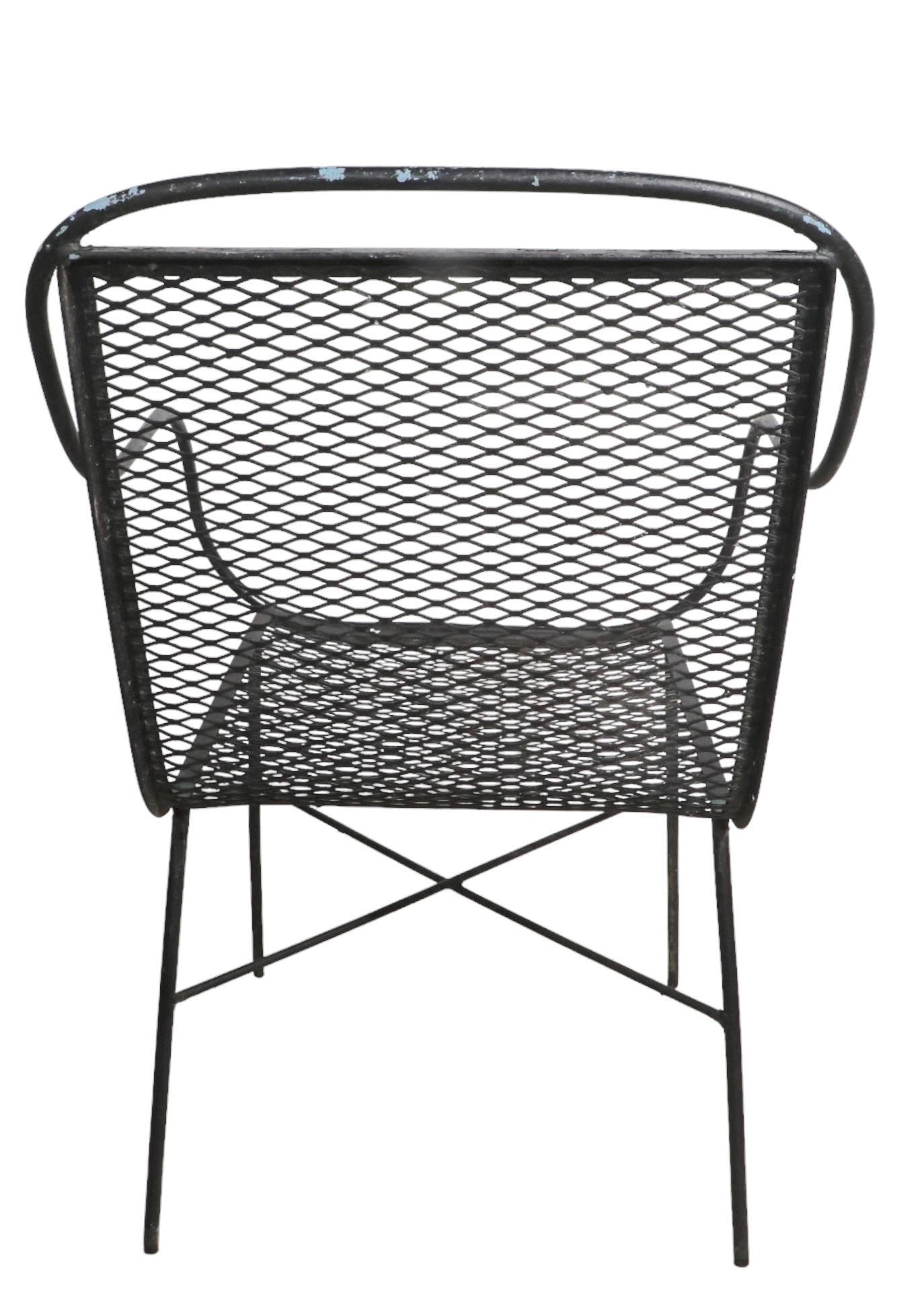 Schicker architektonischer Armlehnstuhl aus Schmiedeeisen mit Sitz und Rückenlehne aus Metallgeflecht. Der Stuhl ist in sehr gutem, originalem Zustand, sauber und einsatzbereit. 
 Gesamt H 31,5 x Arm H 24,5 x Sitz H 17 x B 21,5 x T 20 Zoll. 
