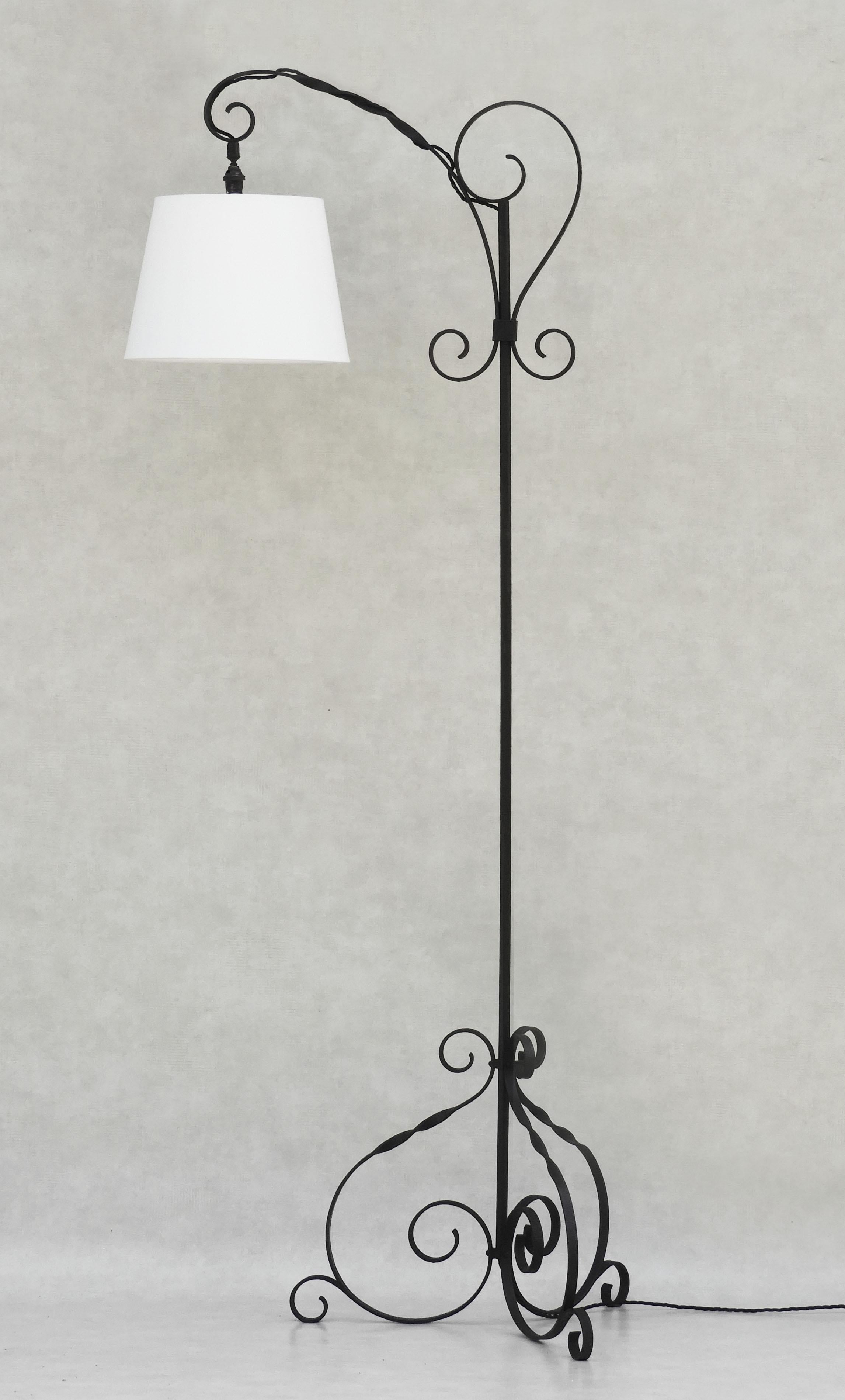 Vintage mid century wrought iron floor lamp France c1950

Lampe en fer forgé de haute taille, de fabrication artisanale française, avec une armature articulée originale, parfaite comme liseuse au-dessus d'un fauteuil ou d'un canapé, tout aussi