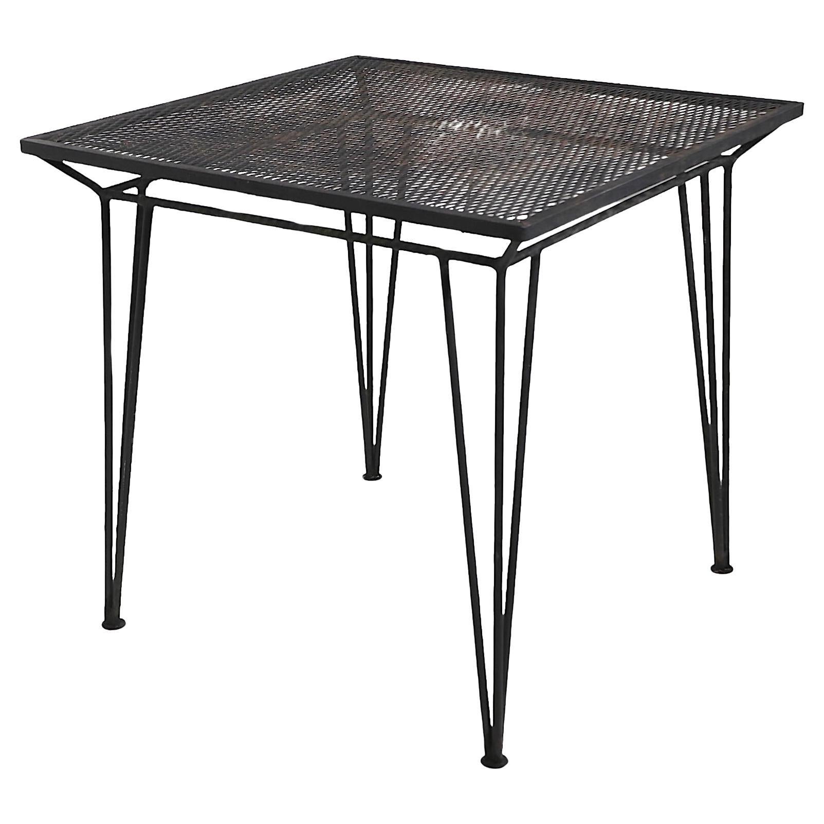 Tavolo architettonico chic da giardino, patio e piscina di metà secolo, realizzato da Salterini, design attribuito a Maurizo Tempestini. Il tavolo è dotato di  Con gambe a forcina in ferro battuto e piano in rete metallica, è in ottime condizioni