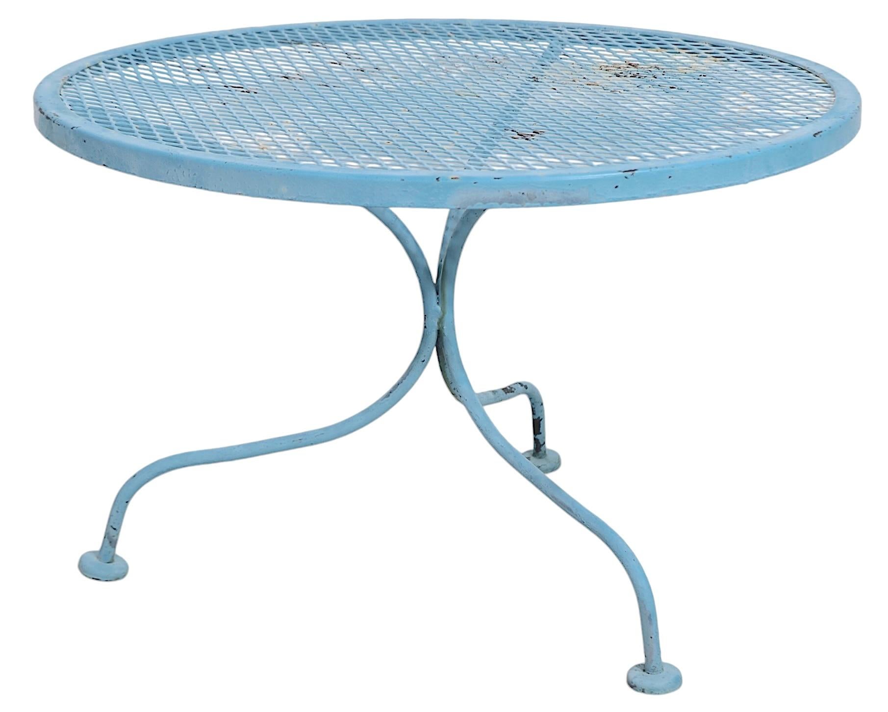 Mid Century Wrought Iron Garden Patio Poolside Cocktail Table att to Woodard Moderno de mediados de siglo en venta