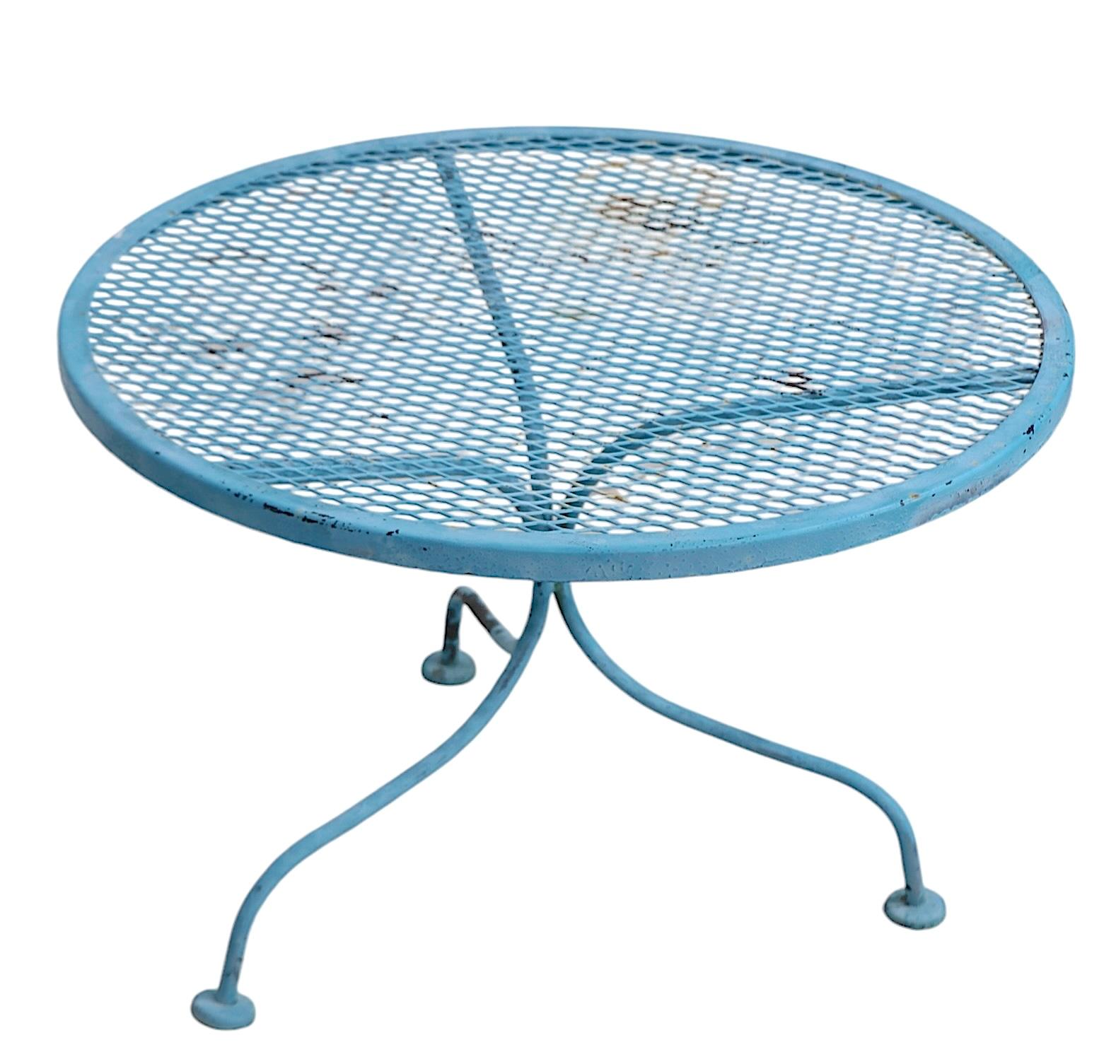 Mid Century Wrought Iron Garden Patio Poolside Cocktail Table att to Woodard Estadounidense en venta