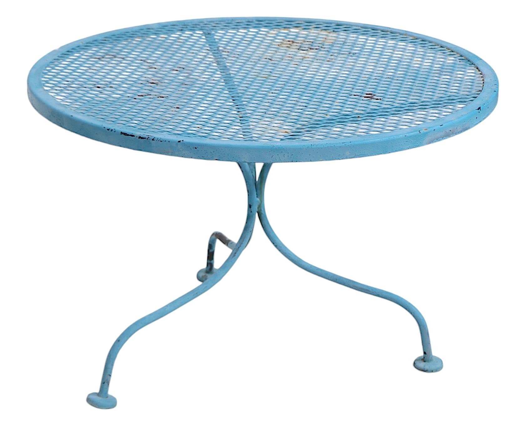 Mid Century Wrought Iron Garden Patio Poolside Cocktail Table att to Woodard en Bueno estado para la venta en New York, NY