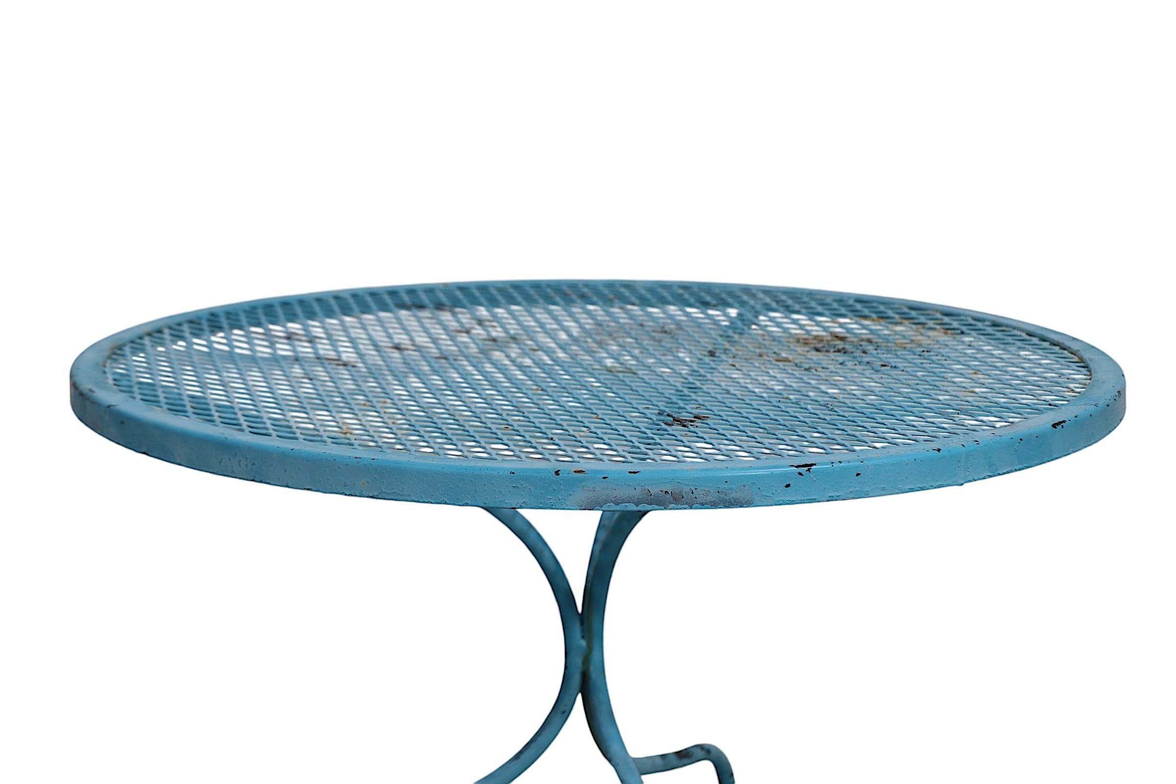 Mid Century Wrought Iron Garden Patio Poolside Cocktail Table att to Woodard siglo XX en venta