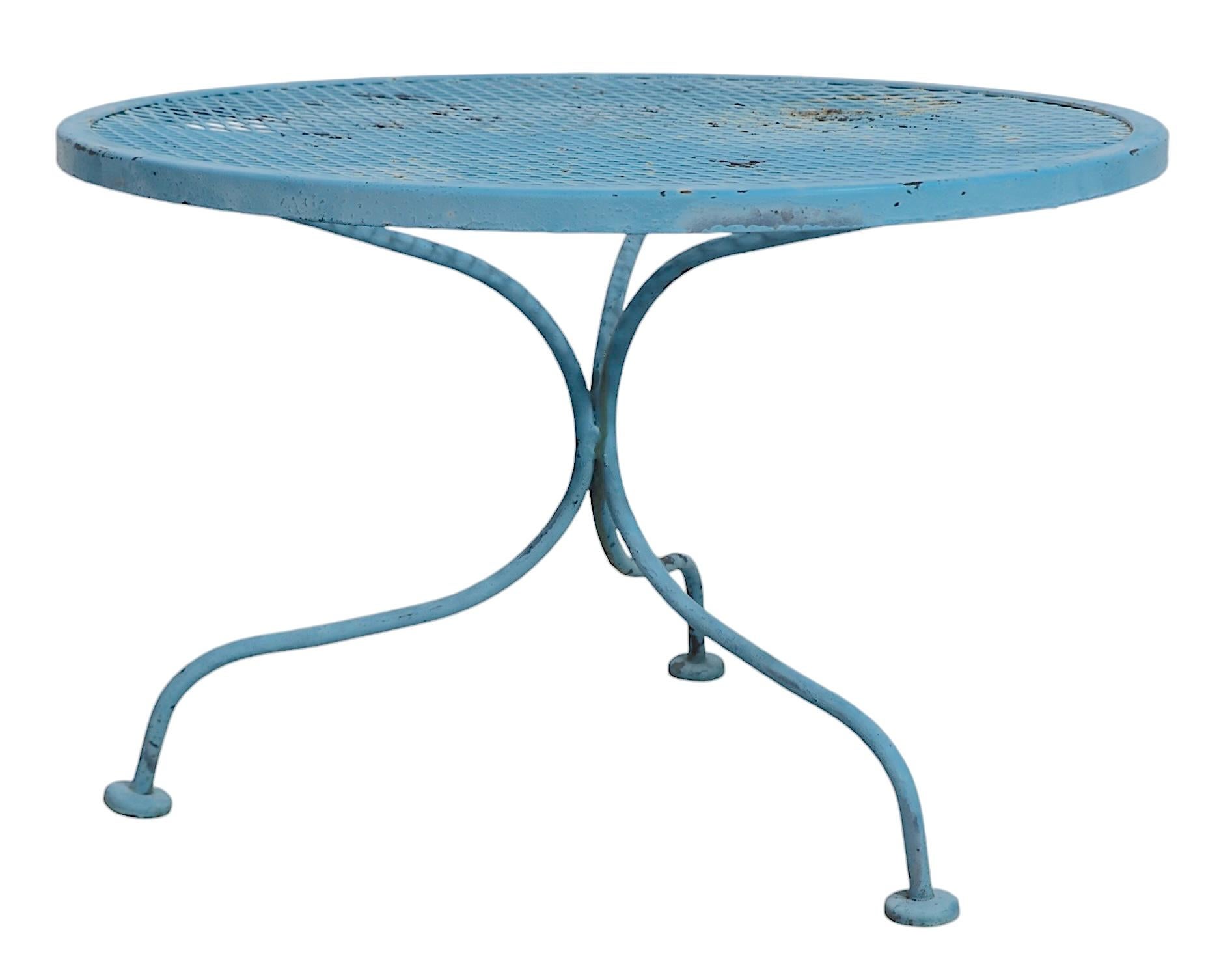 Mid Century Wrought Iron Garden Patio Poolside Cocktail Table att to Woodard Hierro forjado en venta