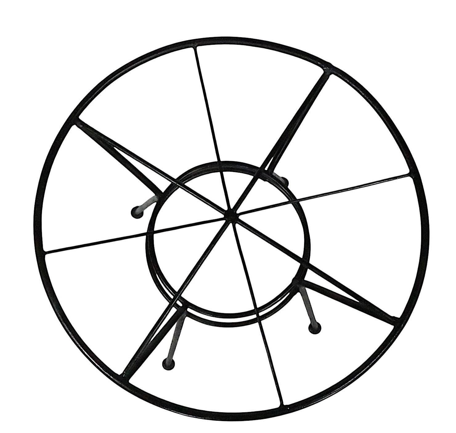 Table d'appoint en fer forgé du milieu du siècle pour le jardin, le patio et la piscine en vente 8