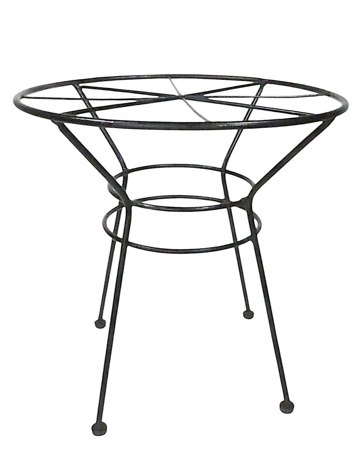 Table d'appoint en fer forgé du milieu du siècle pour le jardin, le patio et la piscine en vente 9