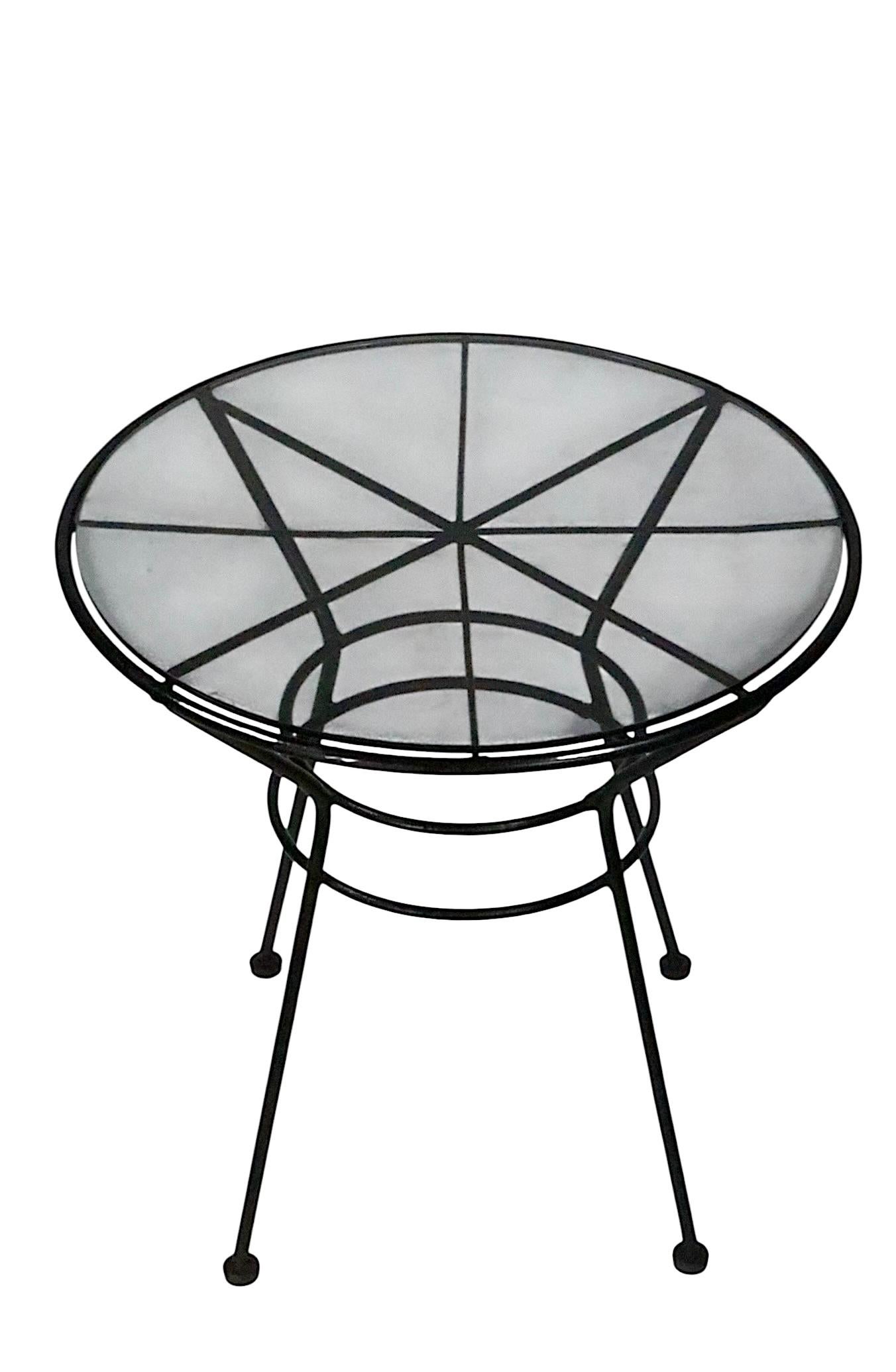  Porte-boissons, table d'appoint en fer forgé et verre teinté vintage du milieu du siècle dernier. De forme A, avec un plateau circulaire en verre. Cet exemplaire est en très bon état, prêt à l'emploi. Le plateau en verre est une marque  nouveau