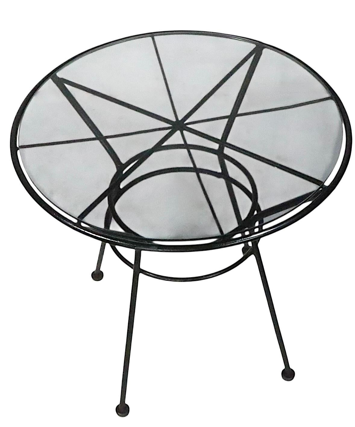 Mid-Century Modern Table d'appoint en fer forgé du milieu du siècle pour le jardin, le patio et la piscine en vente