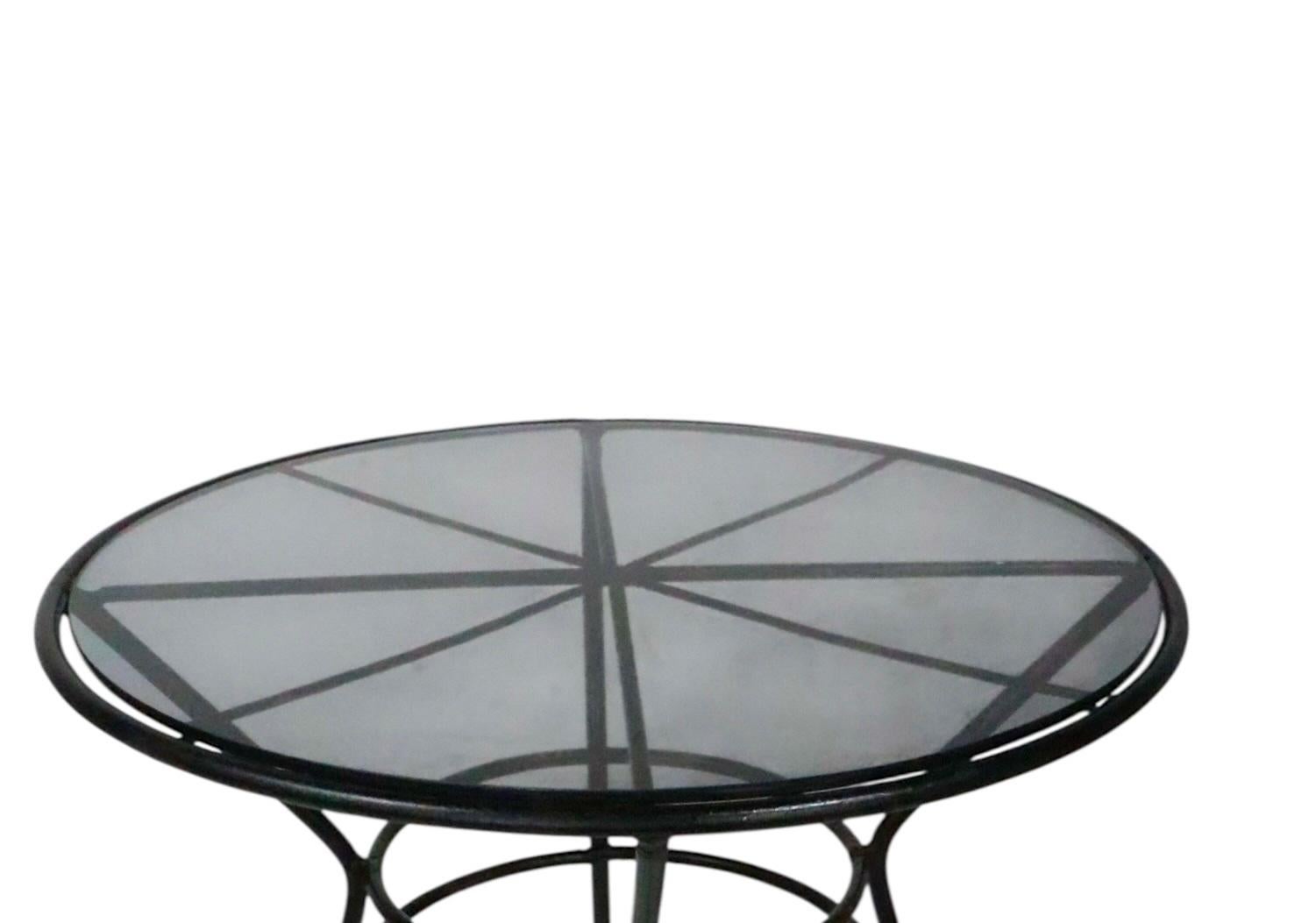 Américain Table d'appoint en fer forgé du milieu du siècle pour le jardin, le patio et la piscine en vente