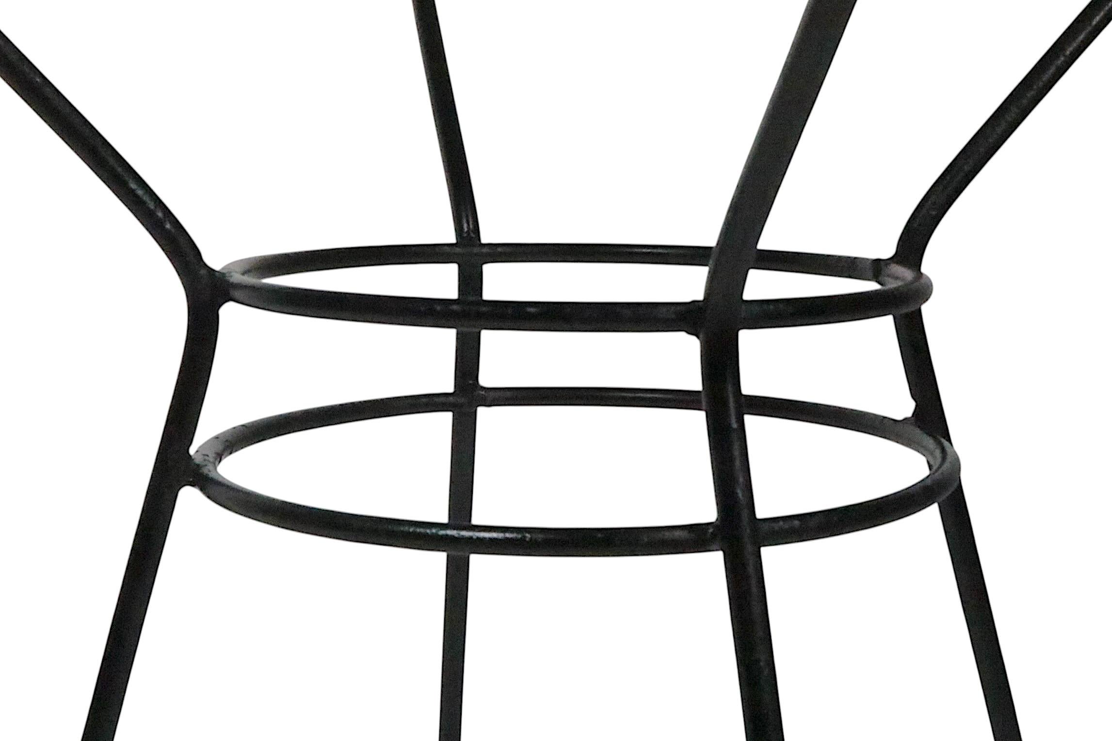 Table d'appoint en fer forgé du milieu du siècle pour le jardin, le patio et la piscine Bon état - En vente à New York, NY
