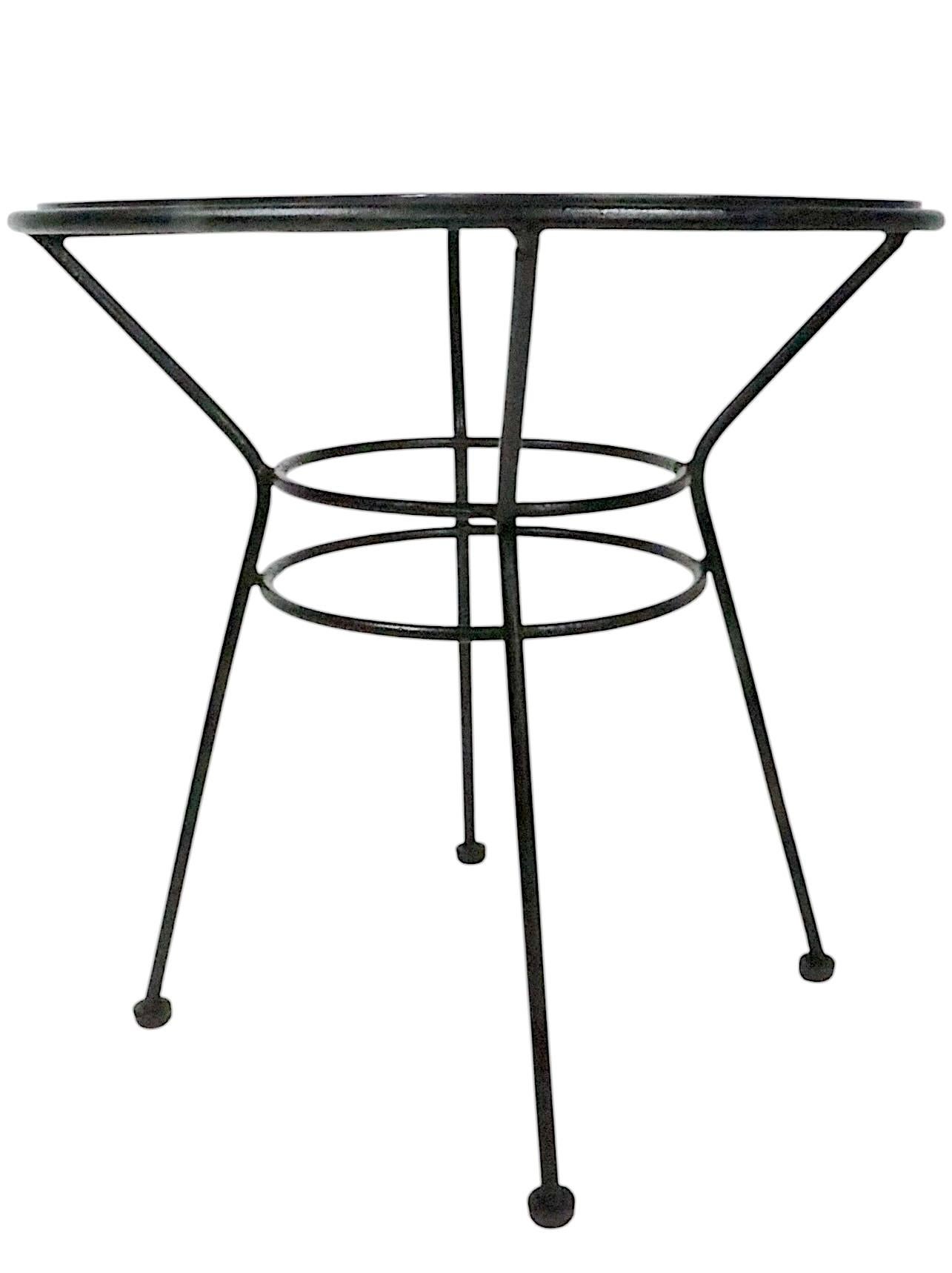 20ième siècle Table d'appoint en fer forgé du milieu du siècle pour le jardin, le patio et la piscine en vente