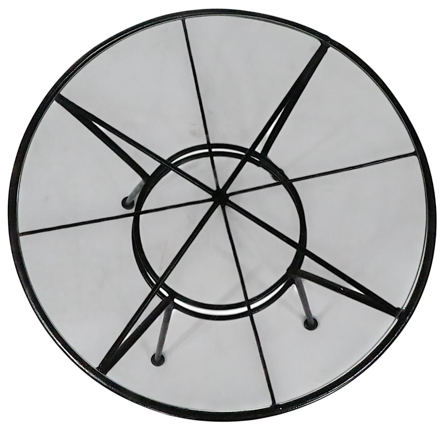 Verre Table d'appoint en fer forgé du milieu du siècle pour le jardin, le patio et la piscine en vente
