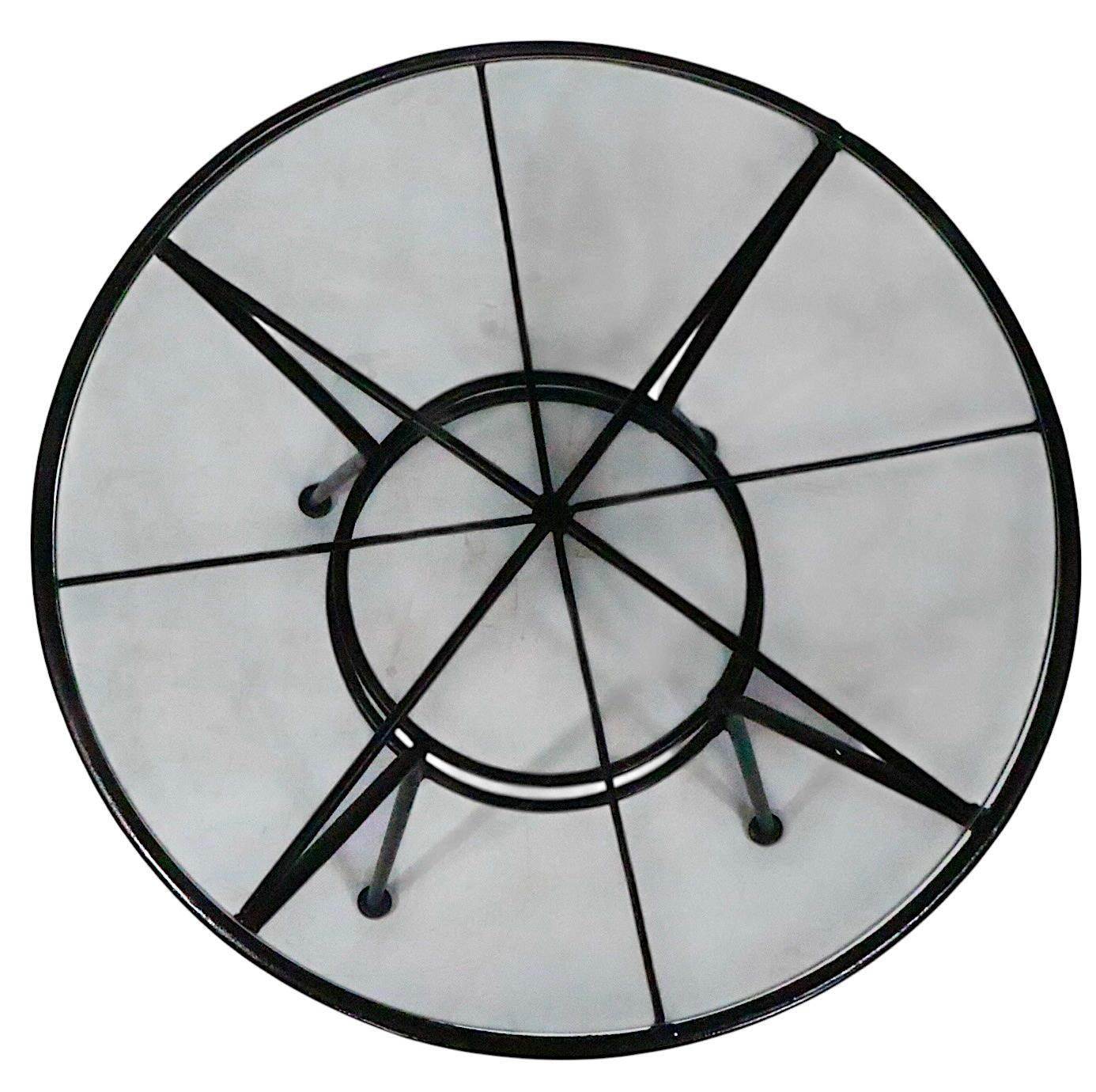 Table d'appoint en fer forgé du milieu du siècle pour le jardin, le patio et la piscine en vente 2