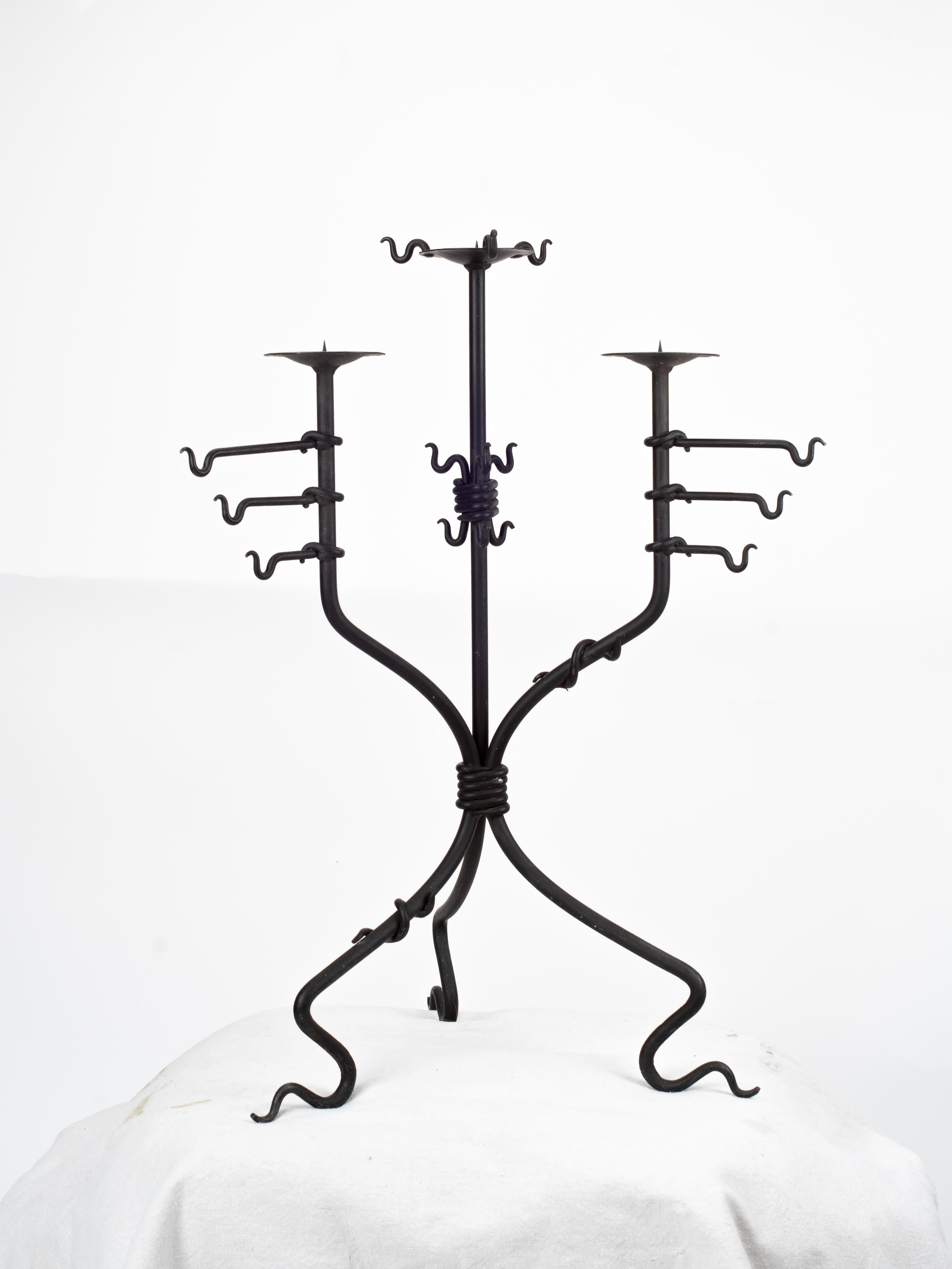 Candelabro medievale in ferro battuto di metà secolo in vendita 3