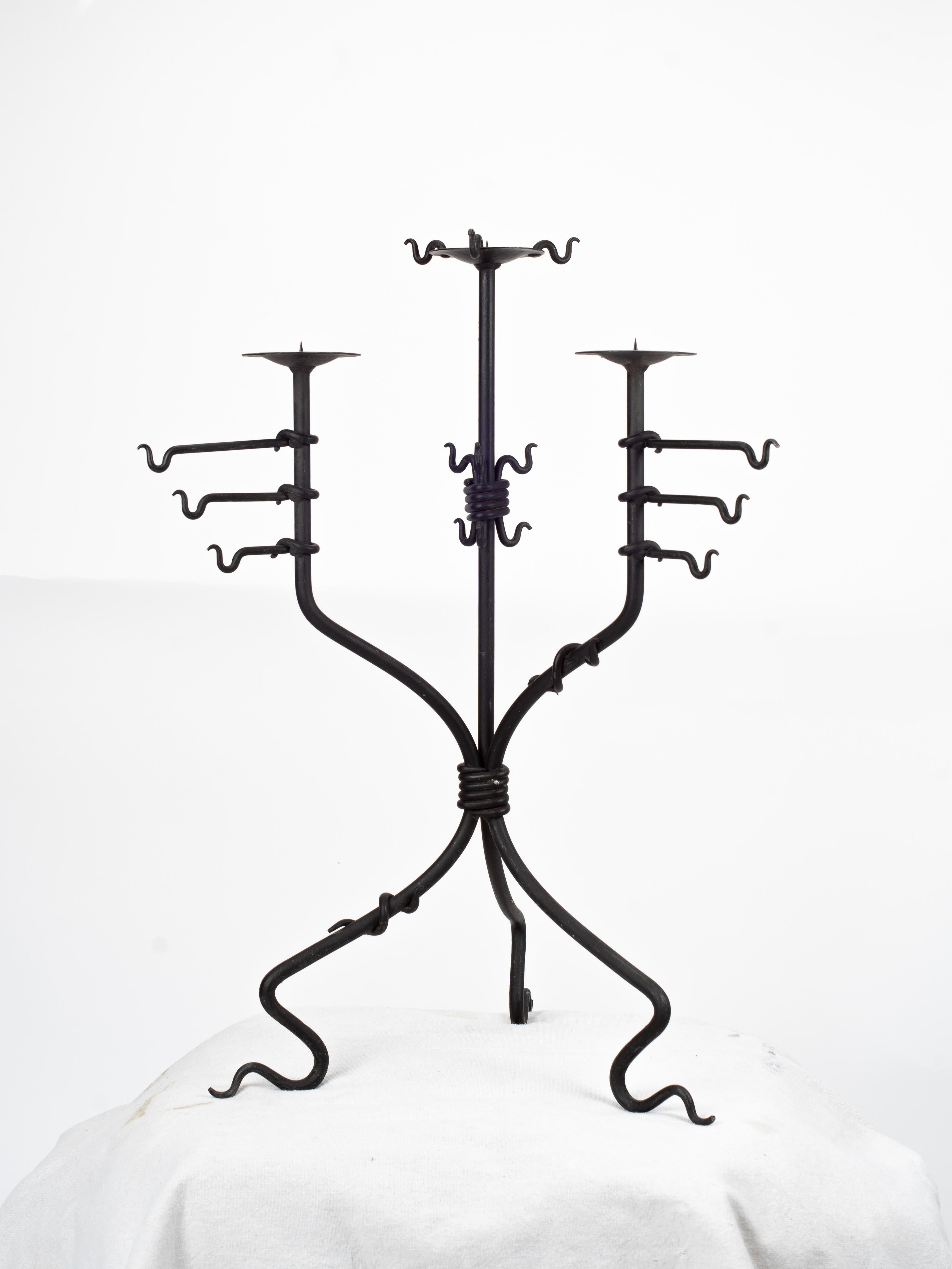 Candelabro medievale in ferro battuto di metà secolo in vendita 4