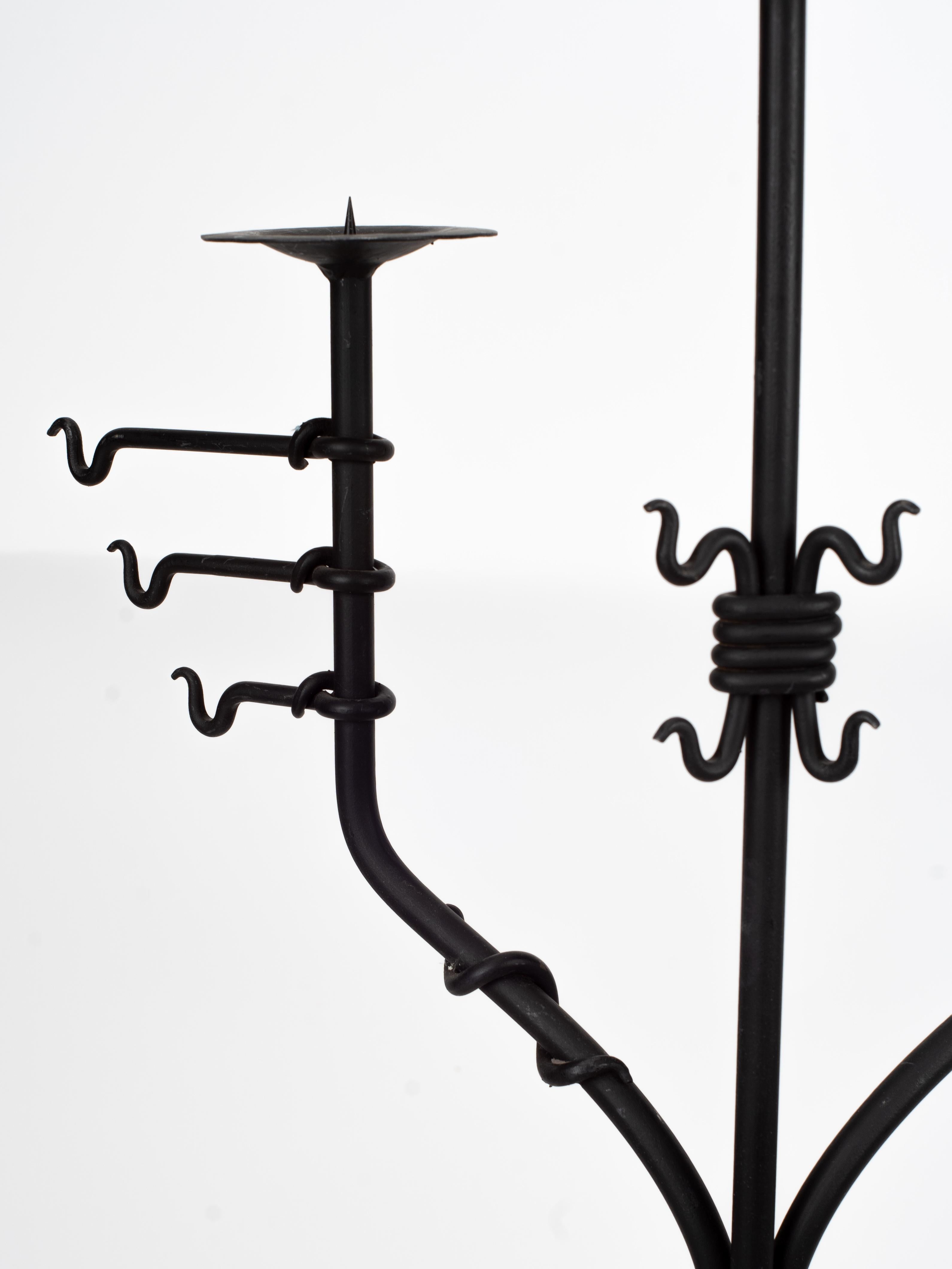 Medievale Candelabro medievale in ferro battuto di metà secolo in vendita