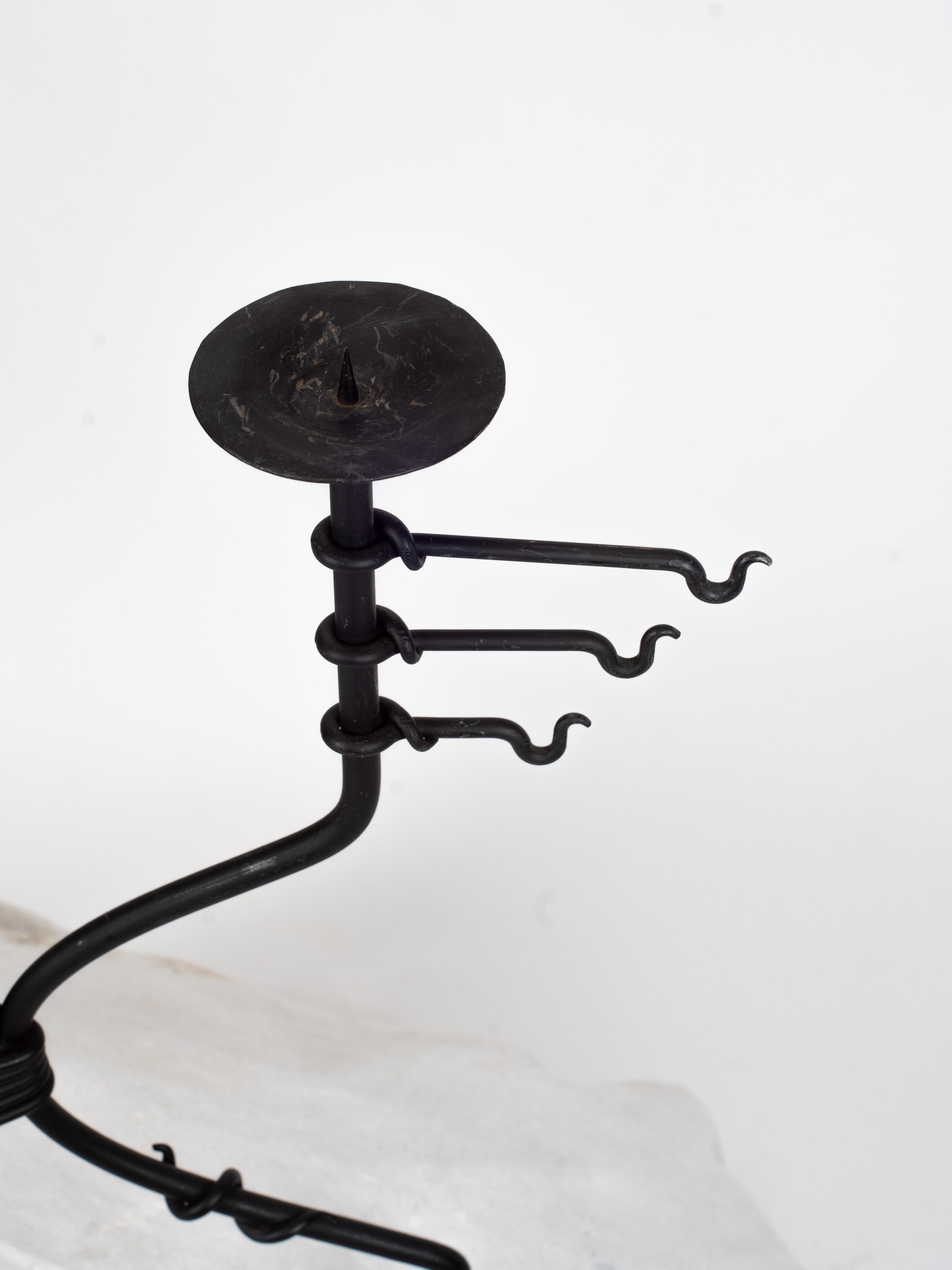 Italiano Candelabro medievale in ferro battuto di metà secolo in vendita
