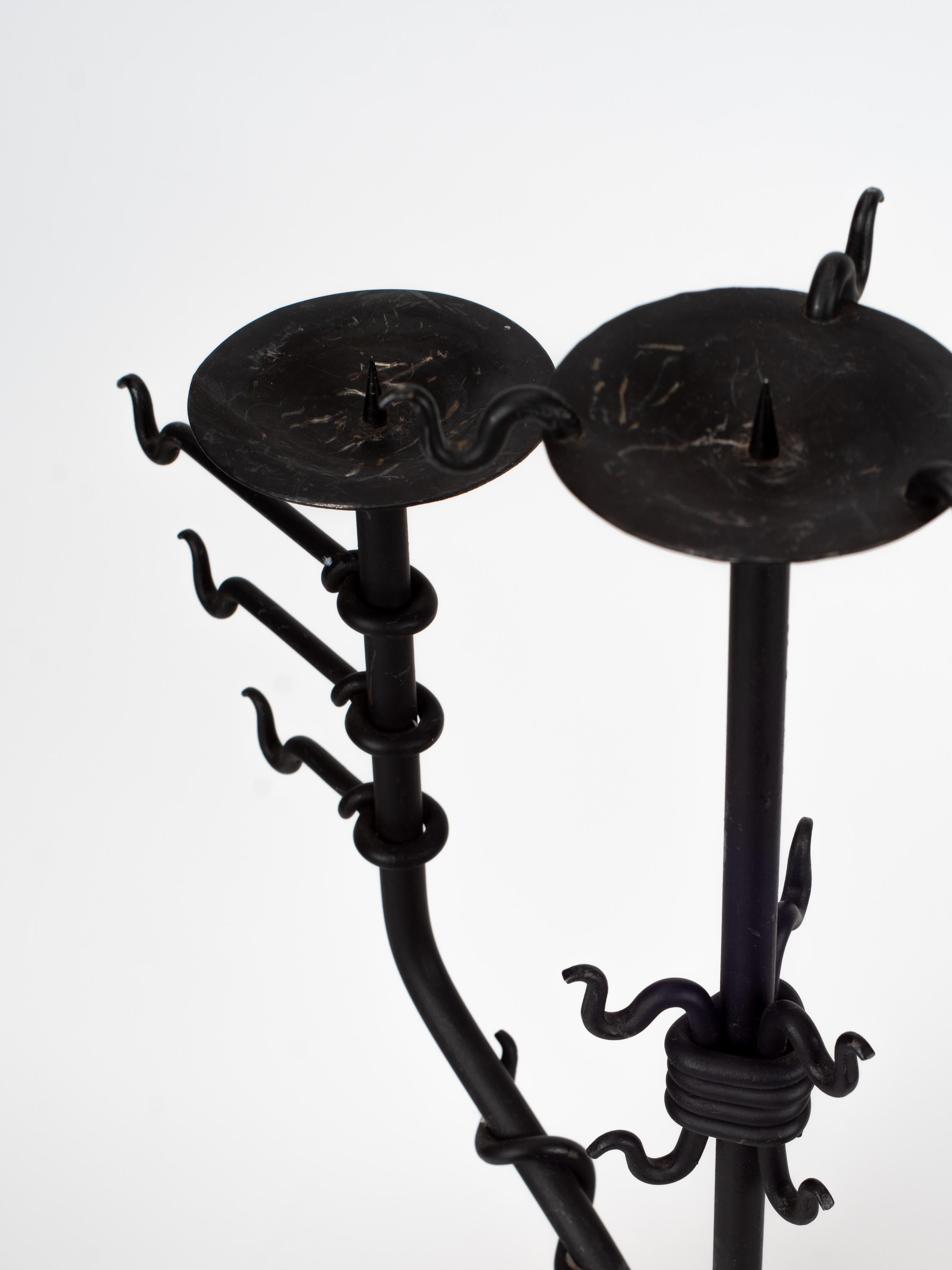 Ferro Candelabro medievale in ferro battuto di metà secolo in vendita