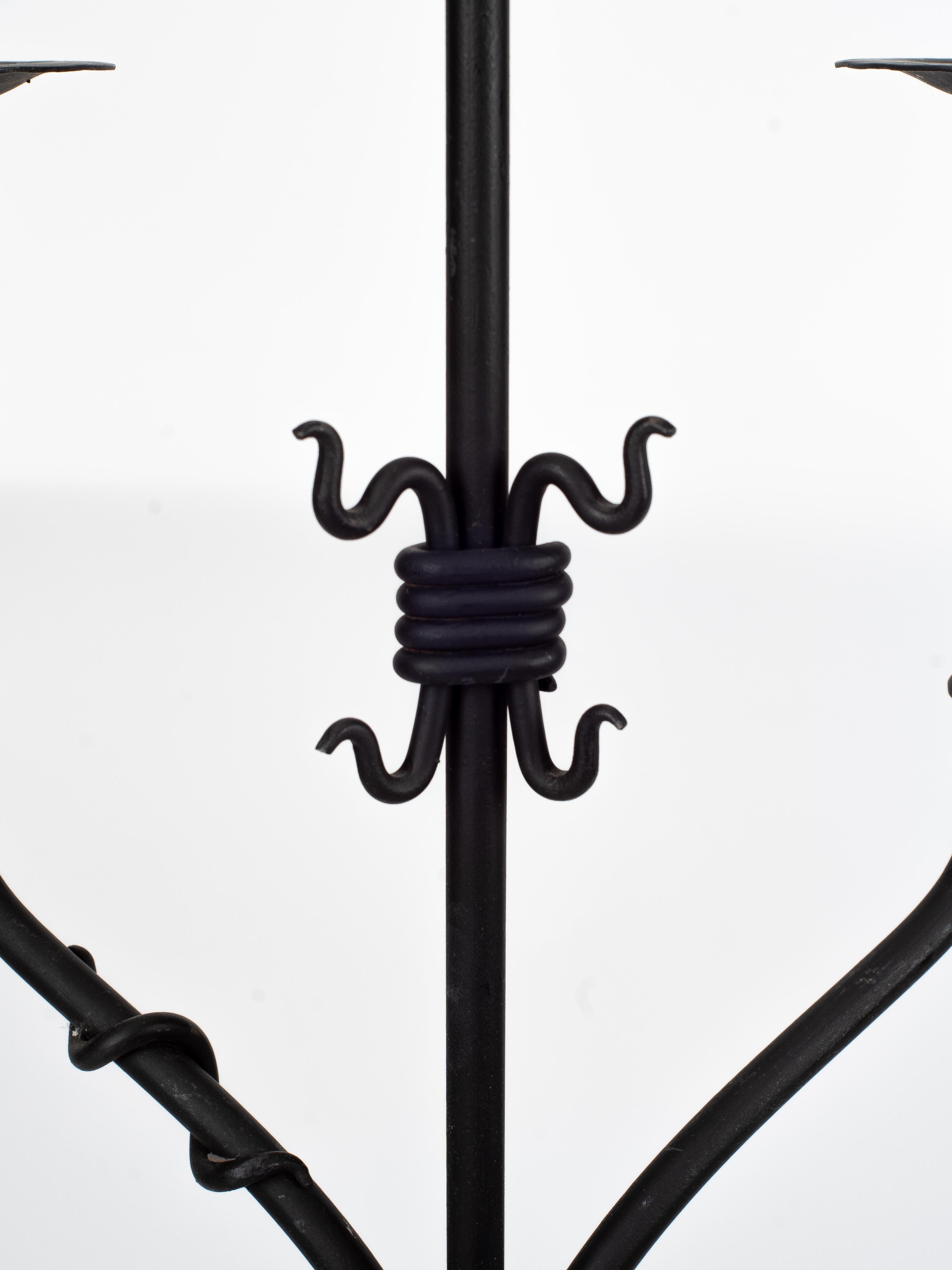 Candelabro medievale in ferro battuto di metà secolo in vendita 1