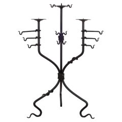Candelabro medievalista de hierro forjado de mediados de siglo