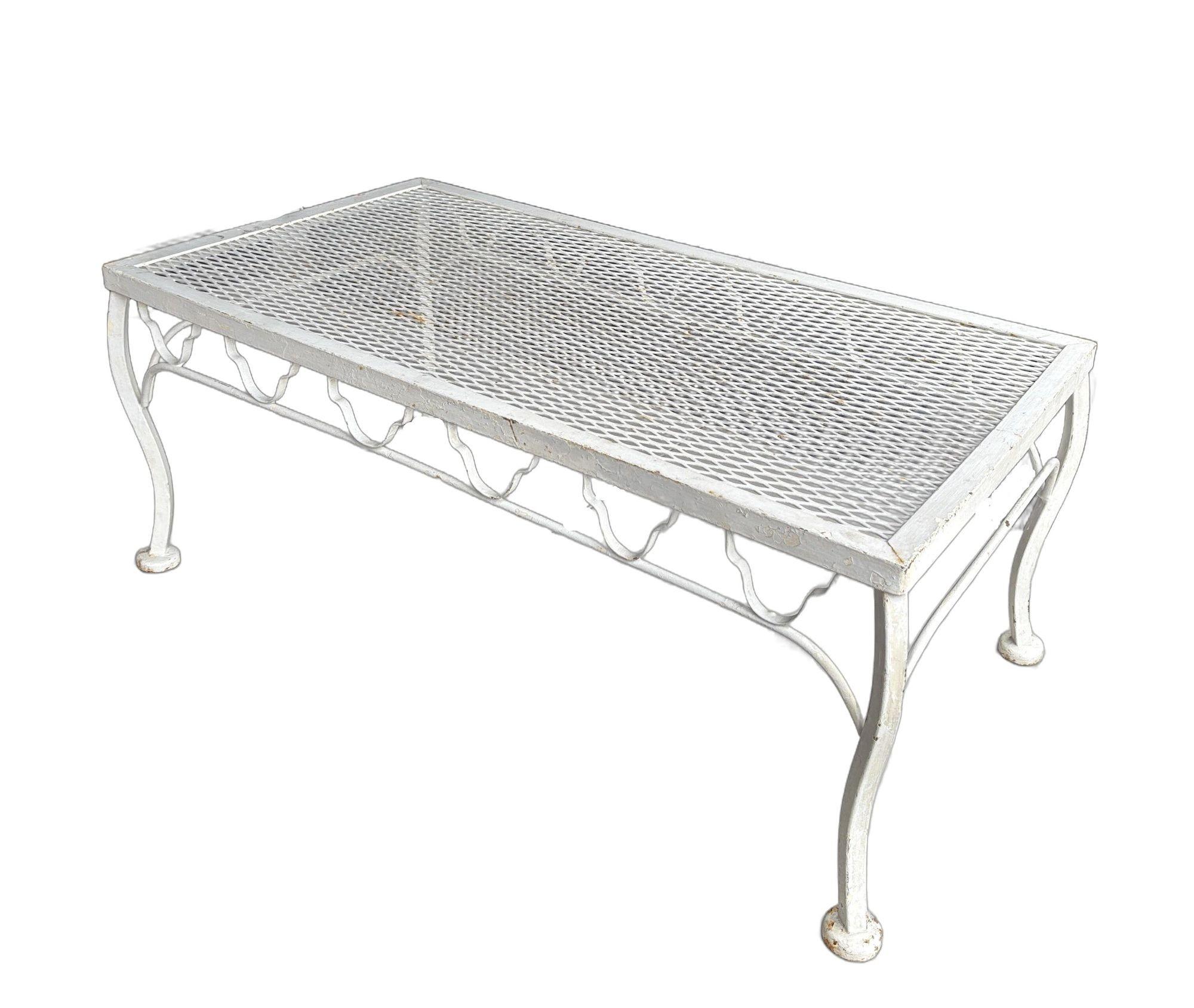 Mid-Century moderno Tavolino da caffè in ferro battuto per esterni/patio a maglia bassa di Woodard, metà secolo in vendita