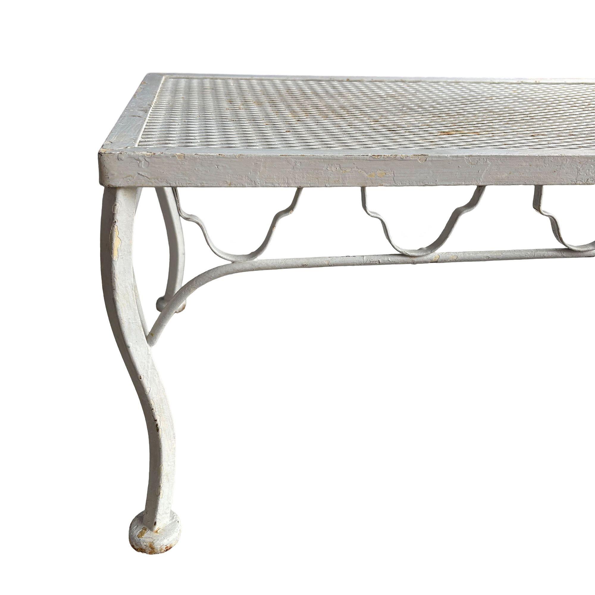 Metà XX secolo Tavolino da caffè in ferro battuto per esterni/patio a maglia bassa di Woodard, metà secolo in vendita