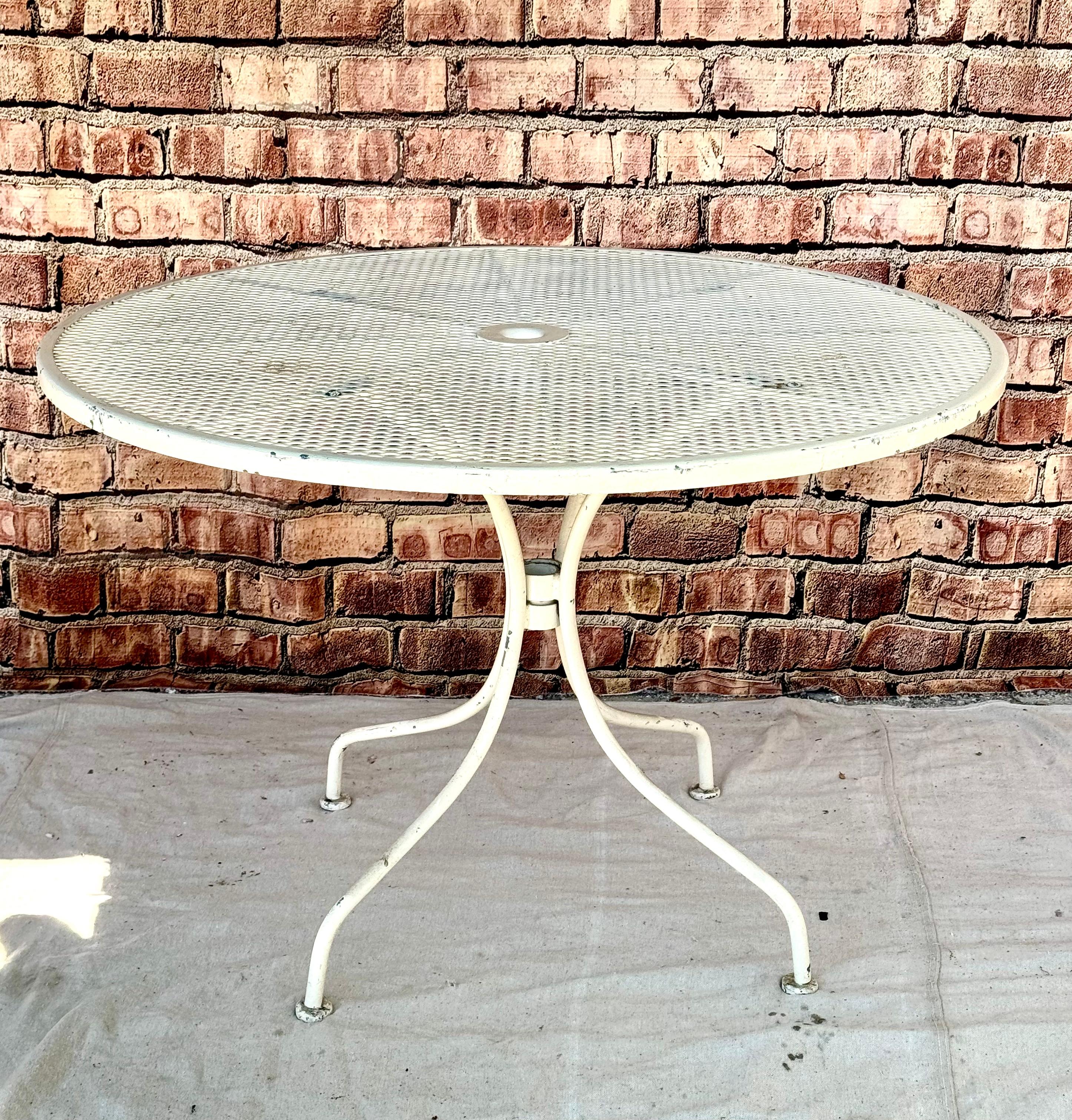 Mid-Century Wrought Iron Patio Table And Four Chairs In Good Condition For Sale In Bradenton, FL