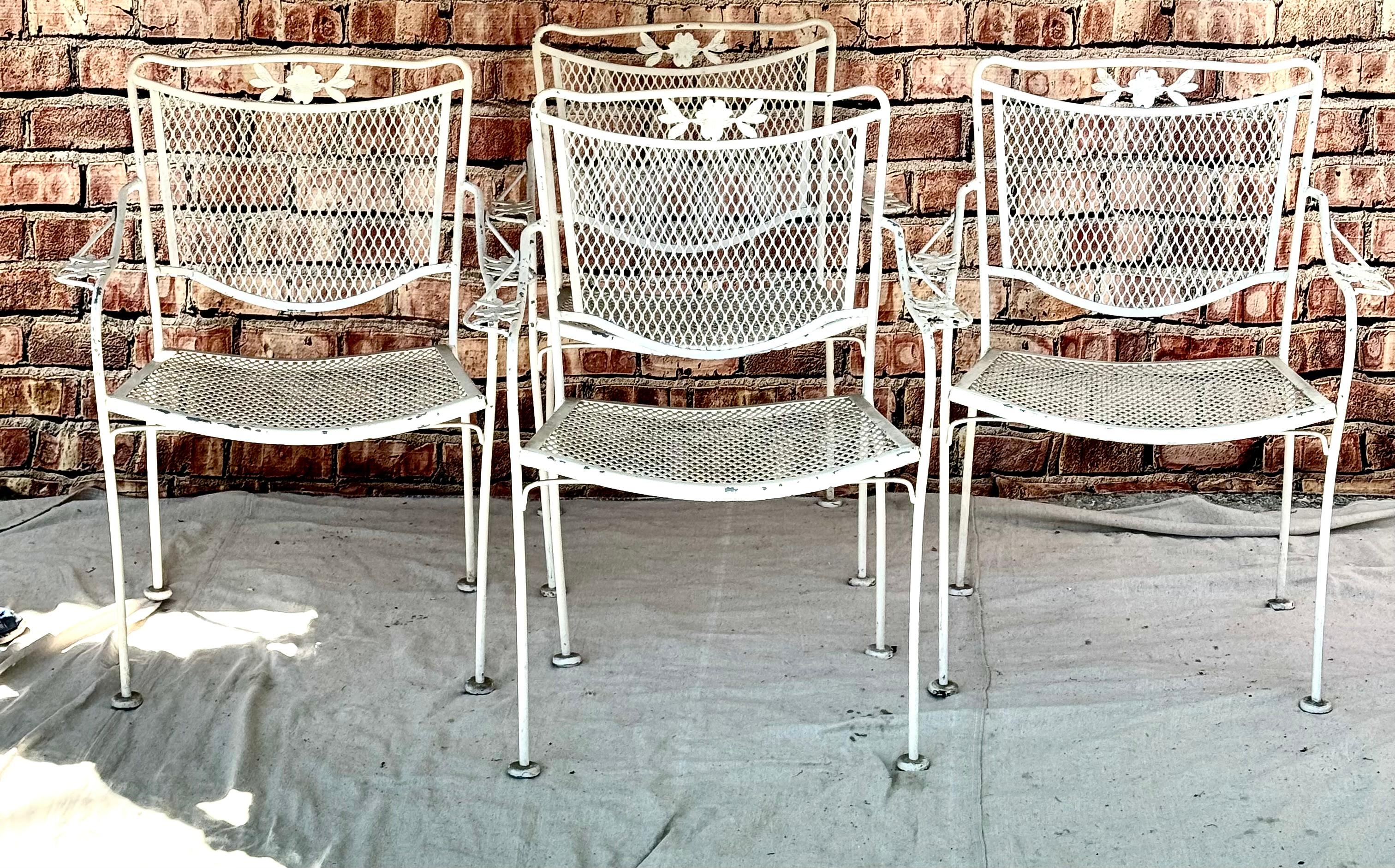 Mid-Century Wrought Iron Patio Table And Four Chairs For Sale 2
