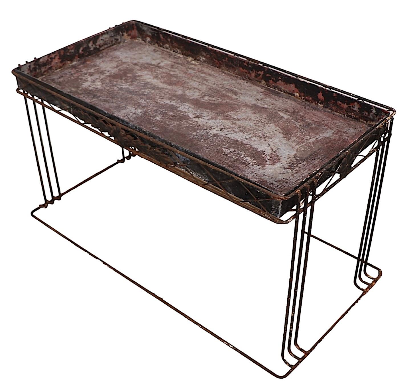 Plante en fer forgé du milieu du siècle  Table de rempotage avec plateau amovible A.I.C. c. 1950 en vente 3