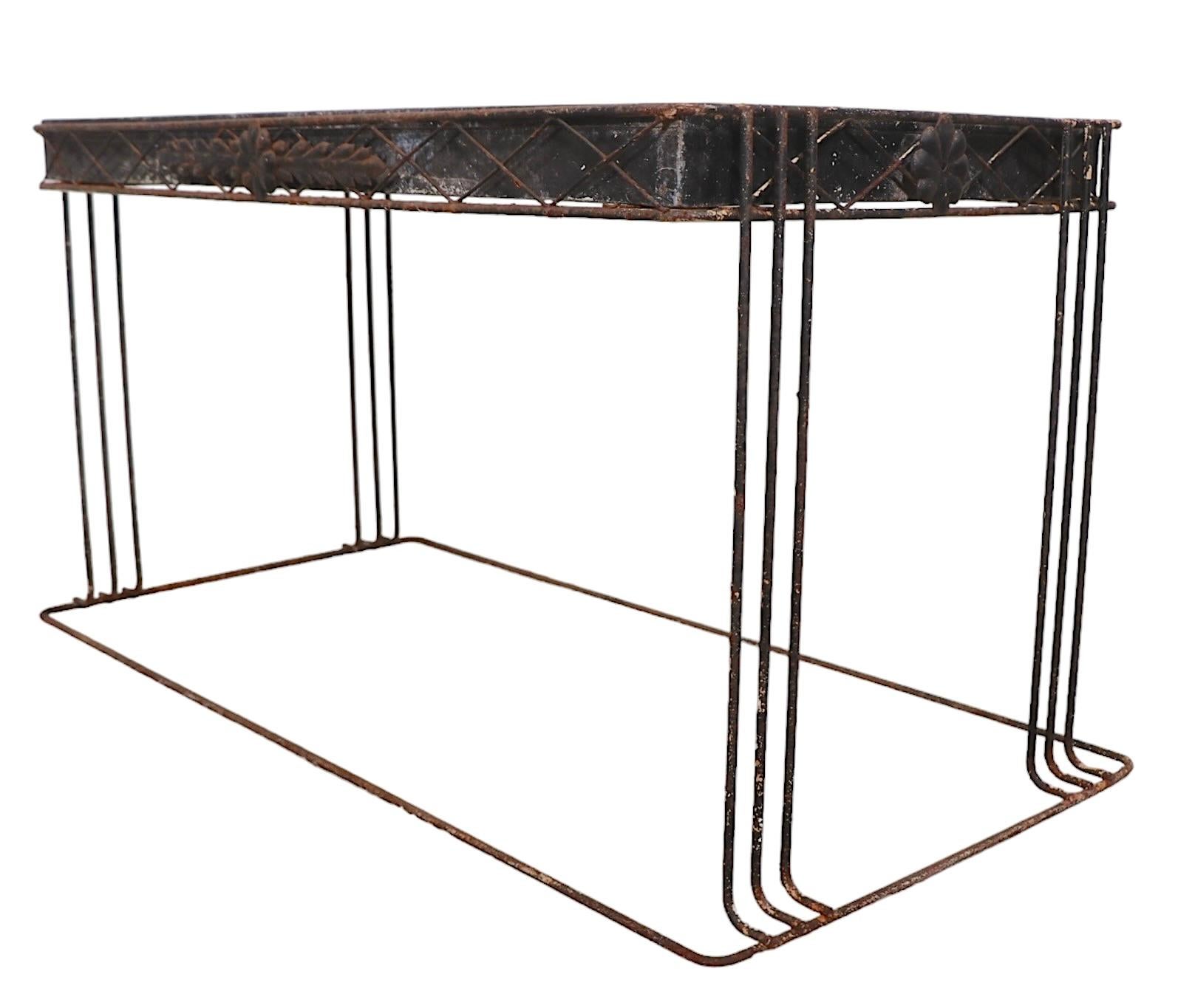 Plante en fer forgé du milieu du siècle  Table de rempotage avec plateau amovible A.I.C. c. 1950 en vente 4