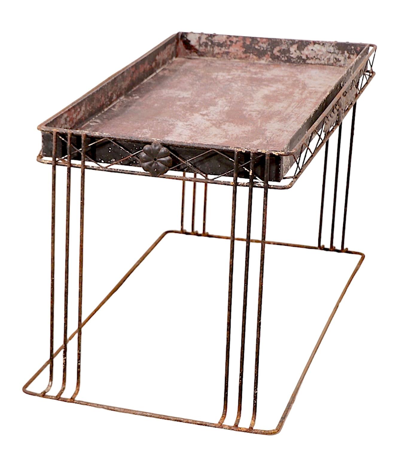 Plante en fer forgé du milieu du siècle  Table de rempotage avec plateau amovible A.I.C. c. 1950 en vente 5