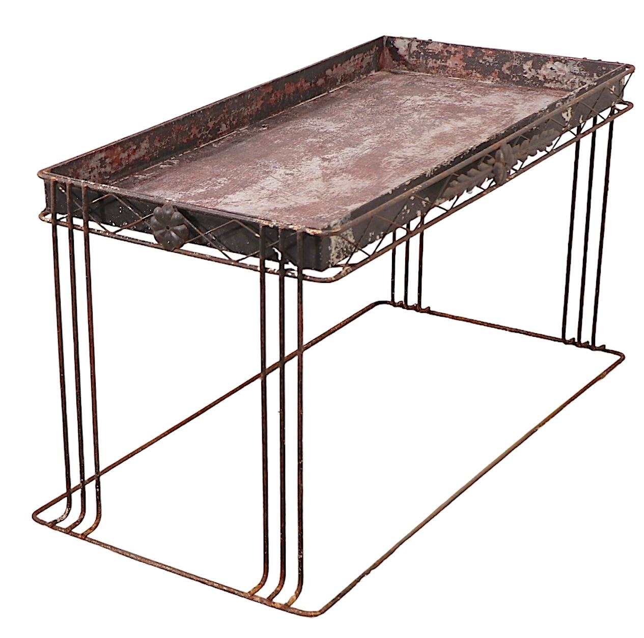 Plante en fer forgé du milieu du siècle  Table de rempotage avec plateau amovible A.I.C. c. 1950 en vente 7