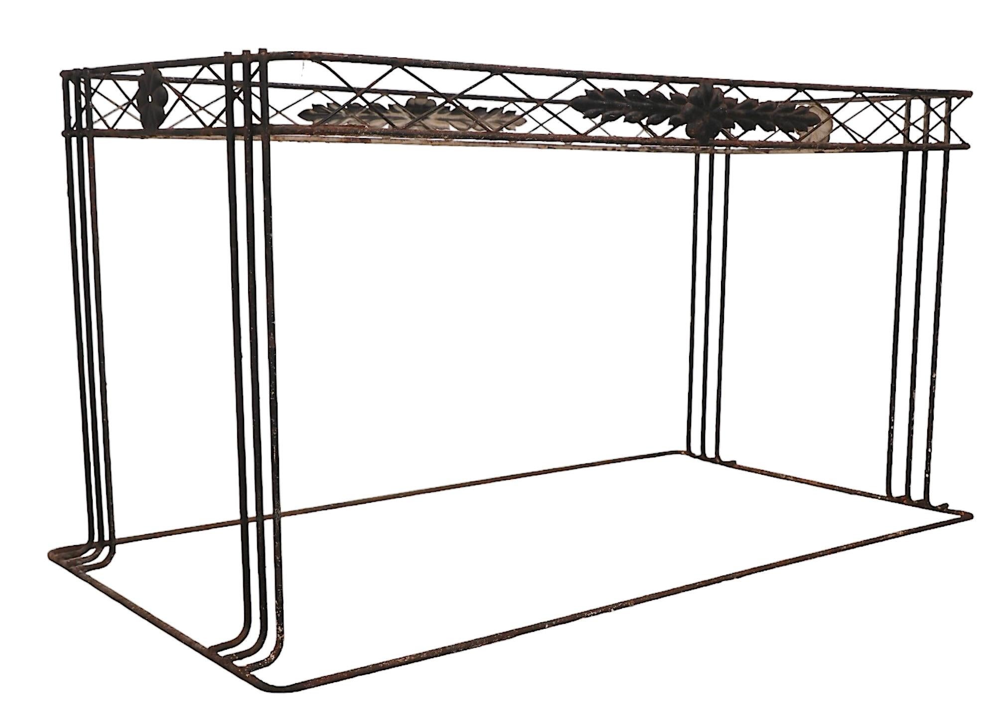 Mid-Century Modern Plante en fer forgé du milieu du siècle  Table de rempotage avec plateau amovible A.I.C. c. 1950 en vente