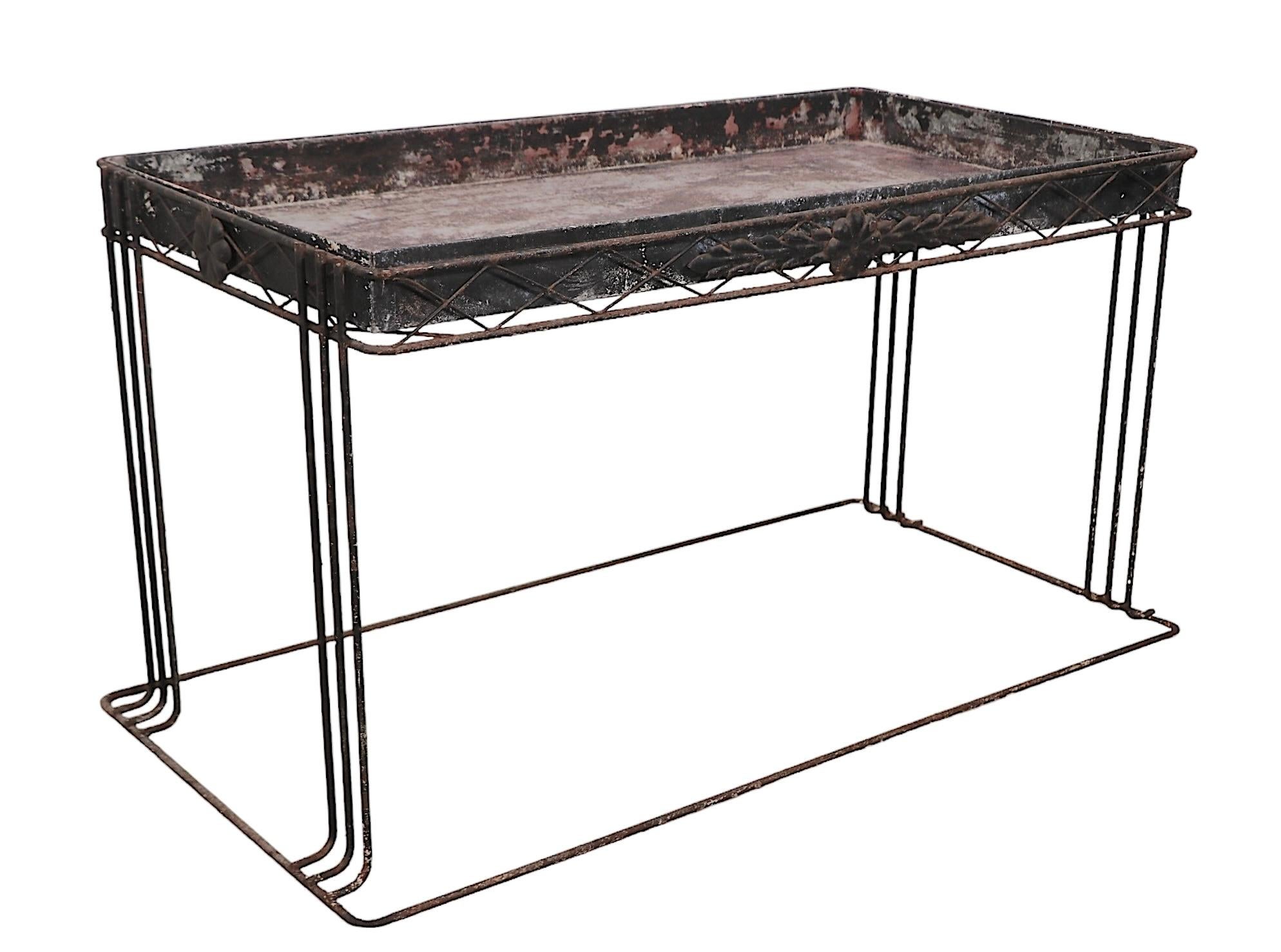 Américain Plante en fer forgé du milieu du siècle  Table de rempotage avec plateau amovible A.I.C. c. 1950 en vente