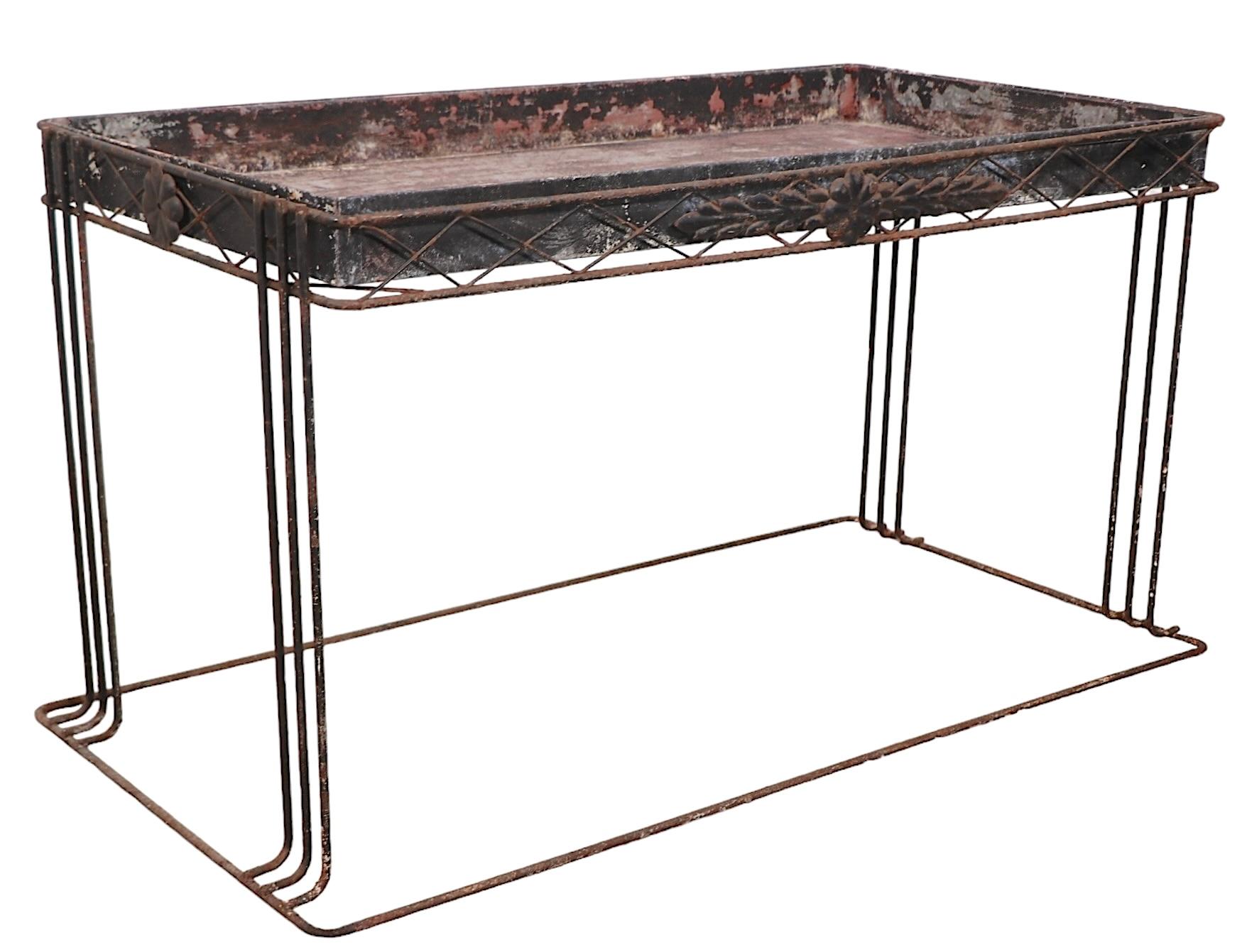 Métal Plante en fer forgé du milieu du siècle  Table de rempotage avec plateau amovible A.I.C. c. 1950 en vente