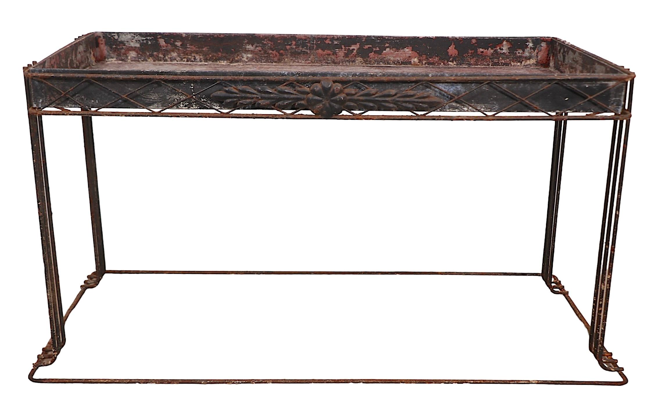 Plante en fer forgé du milieu du siècle  Table de rempotage avec plateau amovible A.I.C. c. 1950 en vente 2