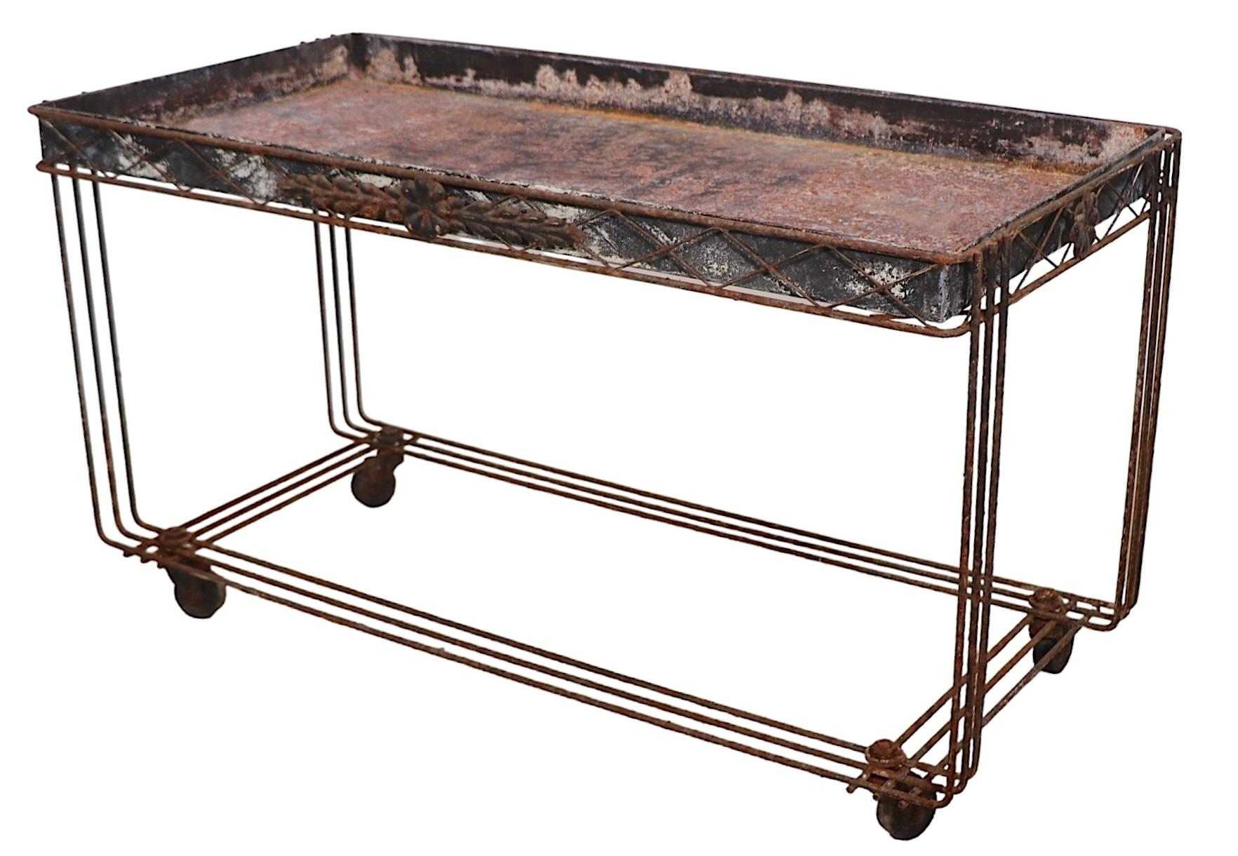 Américain Table à plantes en fer forgé du milieu du siècle dernier avec plateau à plateau amovible, années 1950 en vente