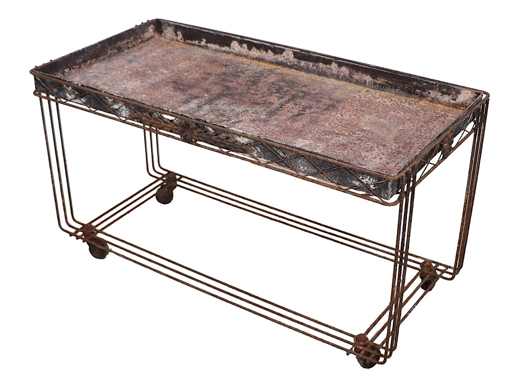 20ième siècle Table à plantes en fer forgé du milieu du siècle dernier avec plateau à plateau amovible, années 1950 en vente