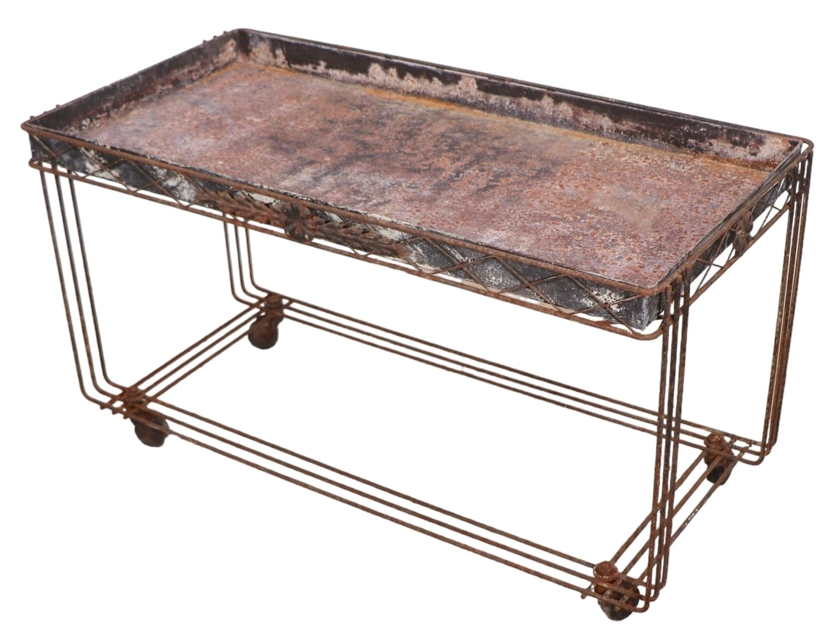 Métal Table à plantes en fer forgé du milieu du siècle dernier avec plateau à plateau amovible, années 1950 en vente