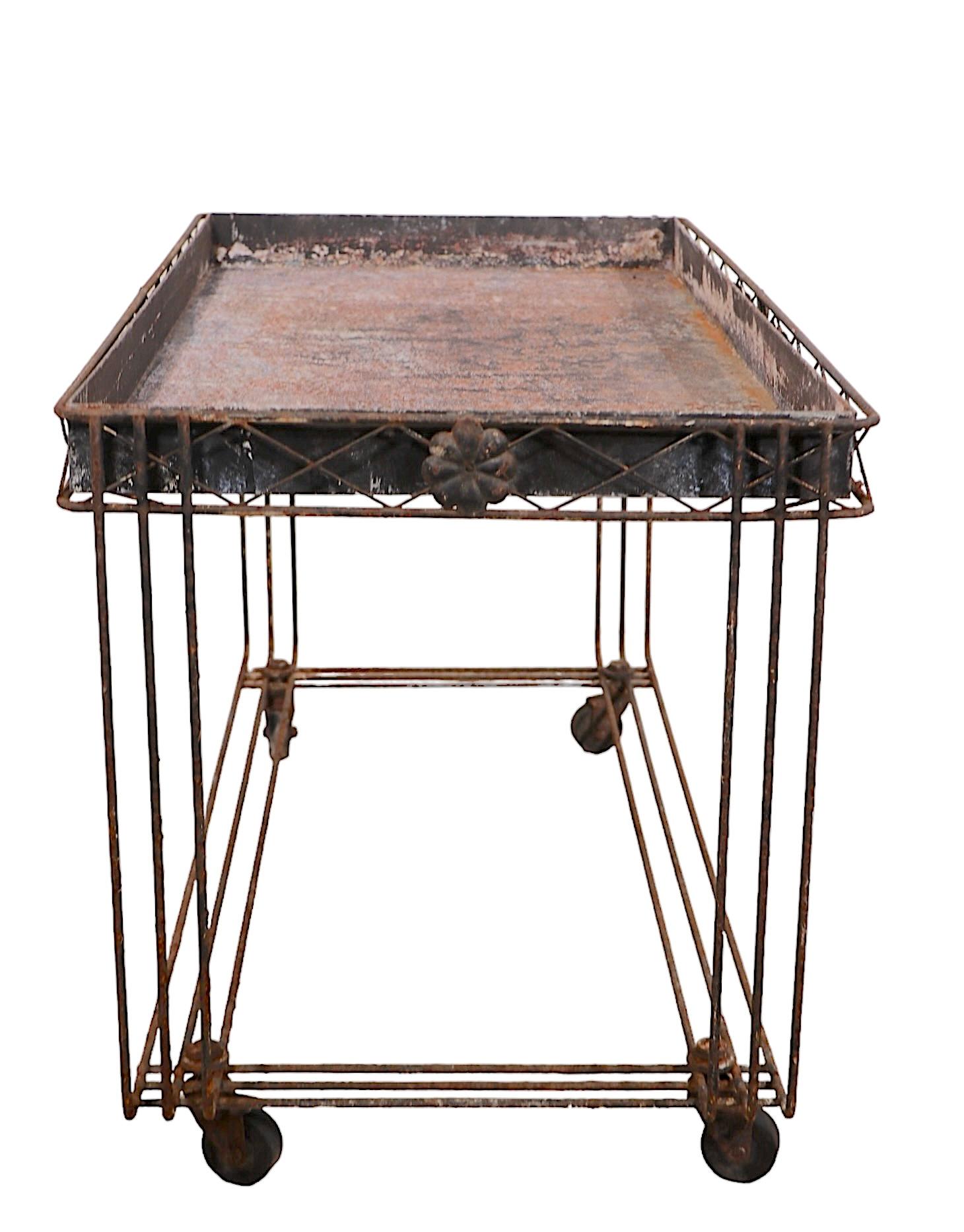 Table à plantes en fer forgé du milieu du siècle dernier avec plateau à plateau amovible, années 1950 en vente 2