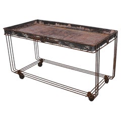 Mesa de hierro forjado de mediados de siglo con bandeja extraíble c 1950's